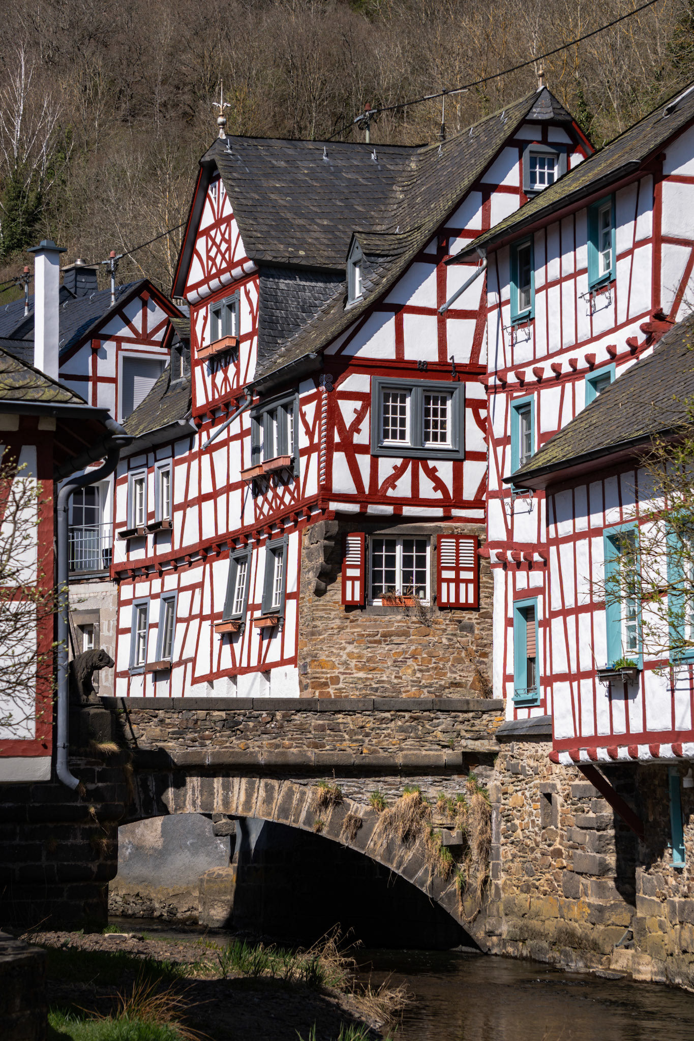 Stein trifft Wasser – ein Übergang mitten durch die Zeit
