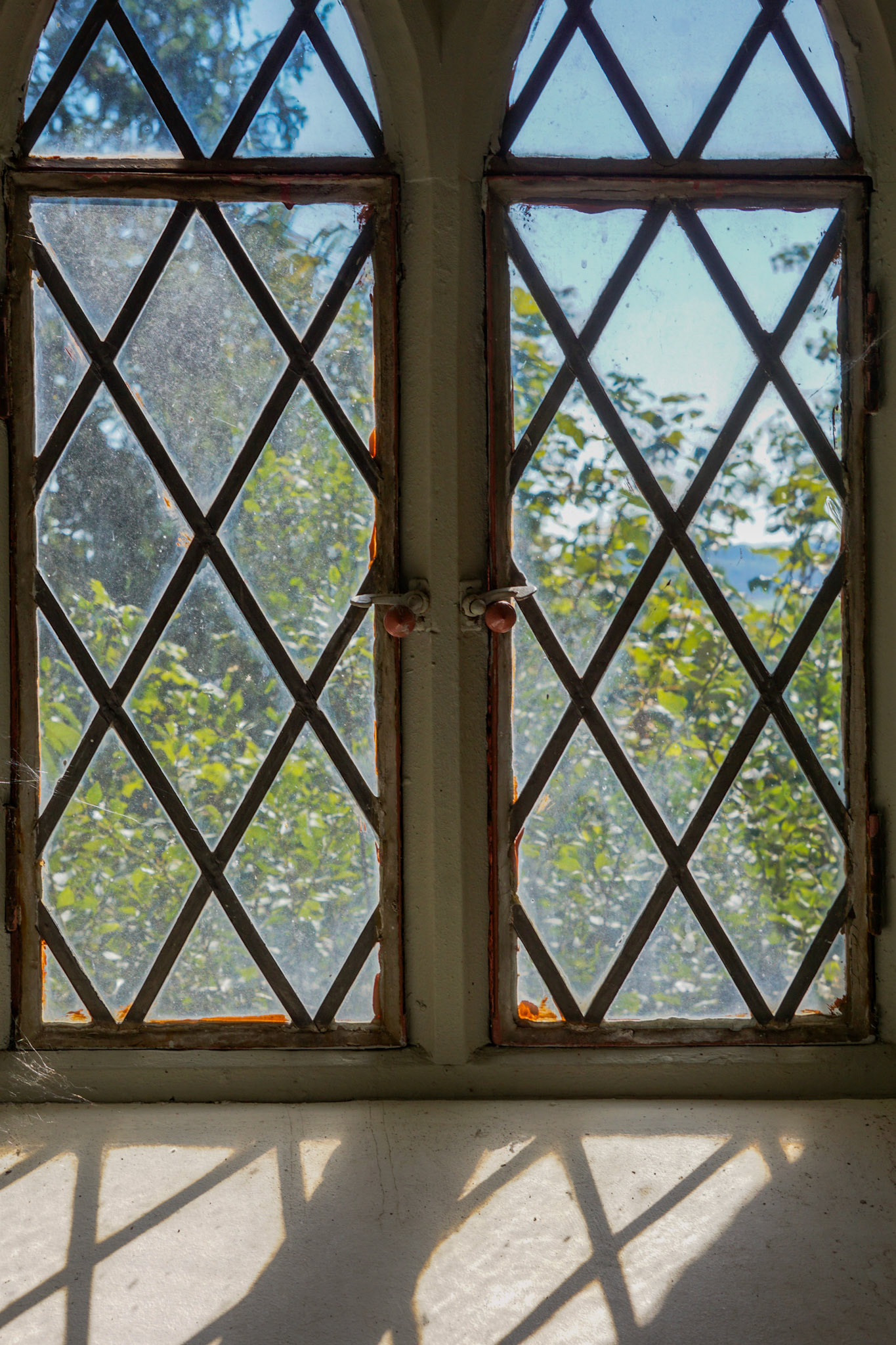 Blick nach draußen durch geschliffenes Glas