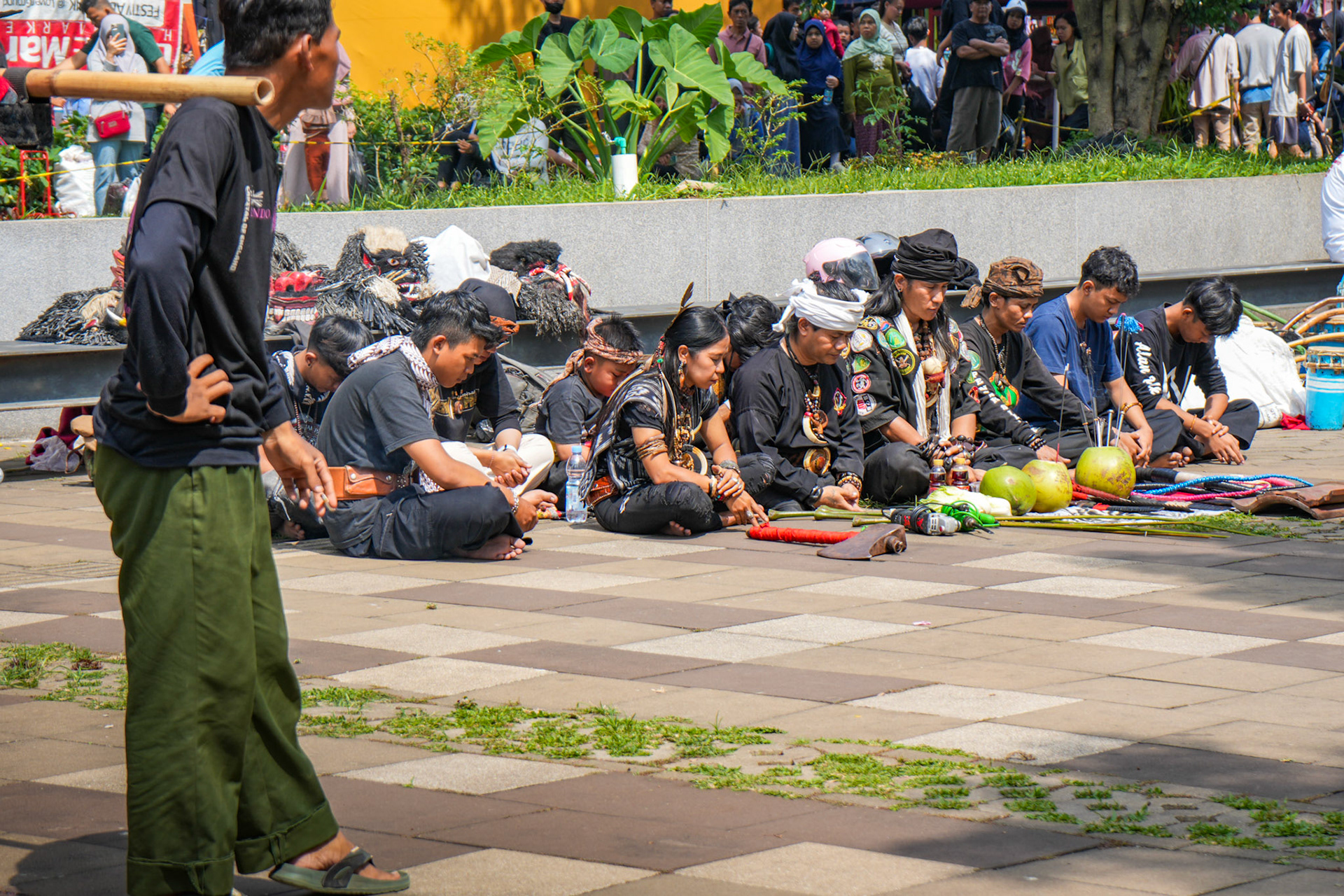 Kokosnuss & Kampfgeist – Symbolische Opfergaben der Gruppe