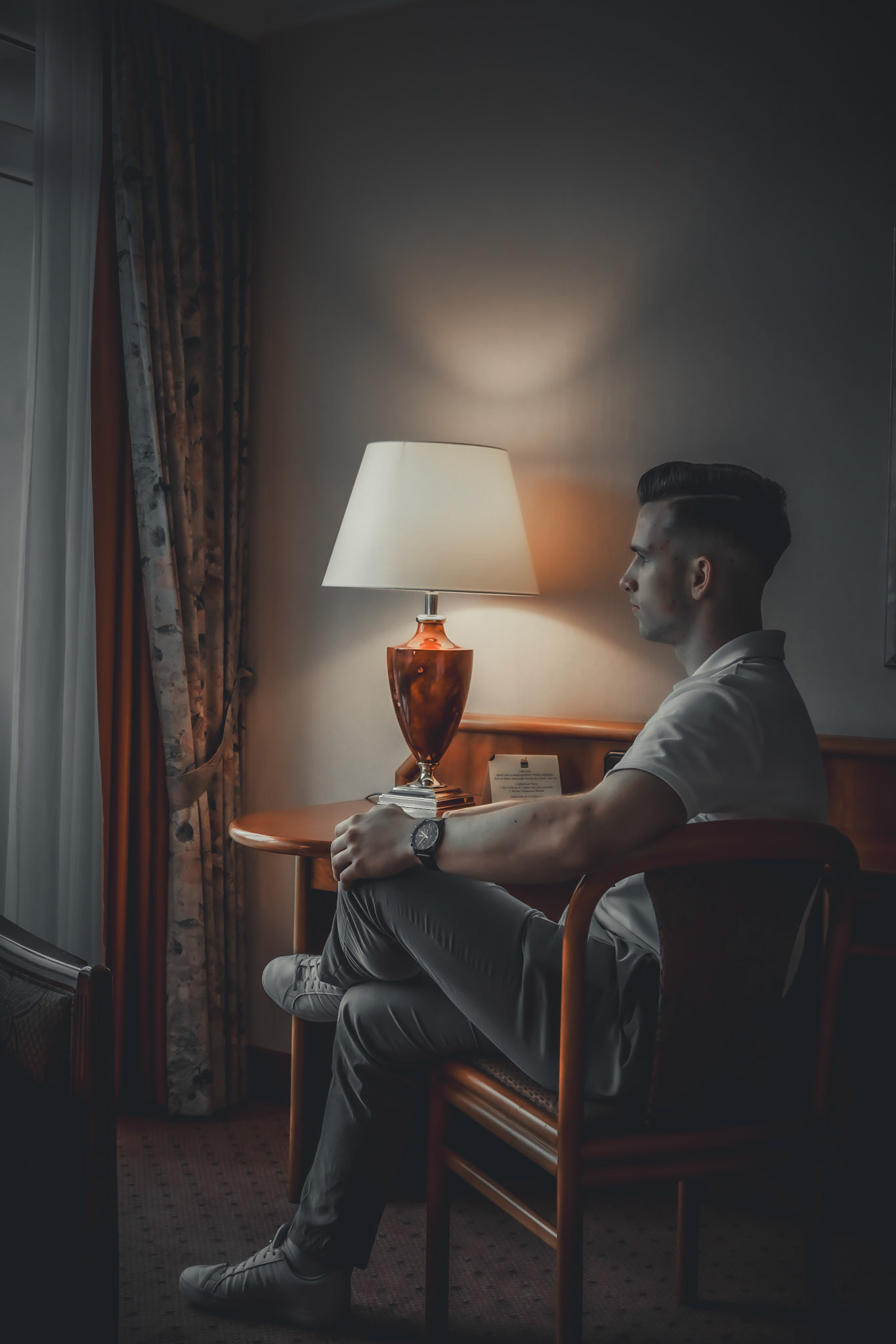 Raum für Gedanken – Mann bei Tisch