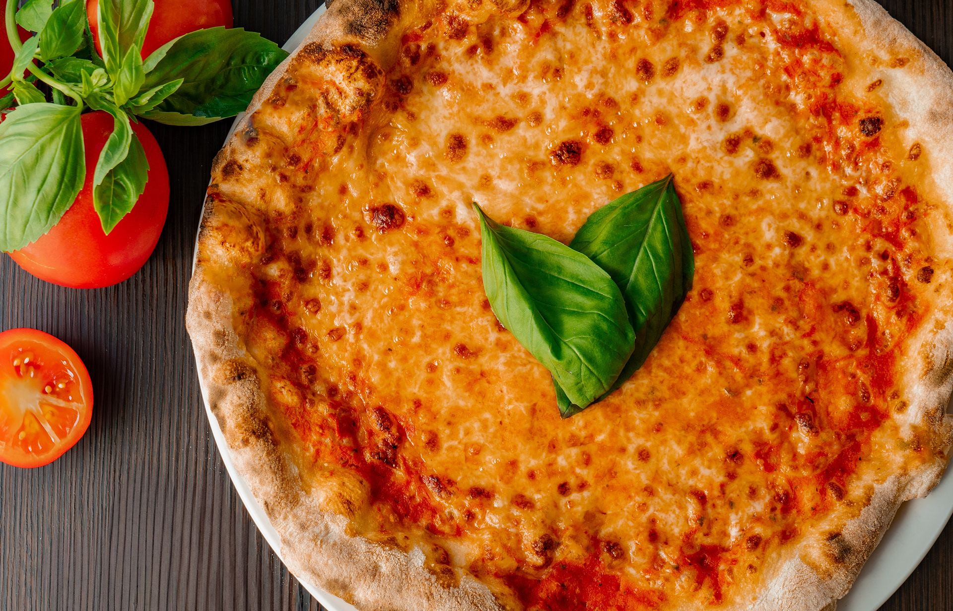 Klassische Pizza mit Basilikum, klar und appetitlich.
