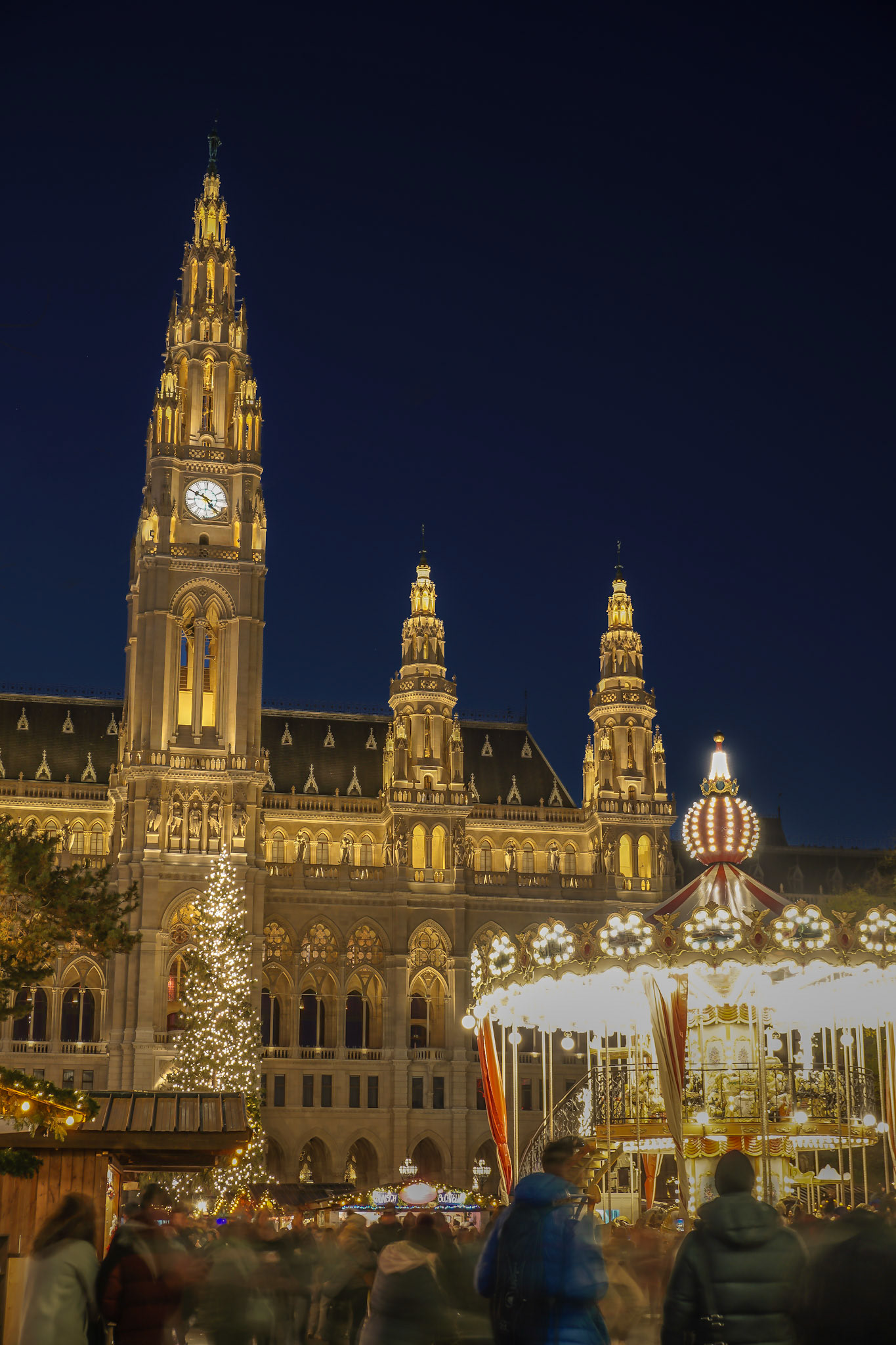 Gotischer Stolz – leuchtend im Herzen der Stadt