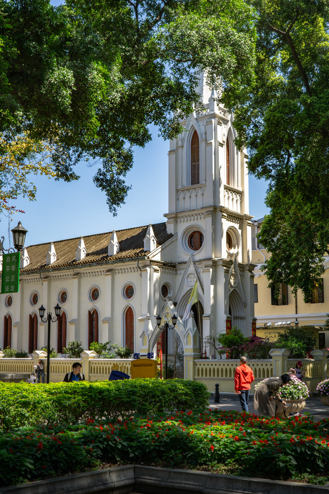 Kirche mit Garten unter Bäumen – ein Ort der Stille mitten im Trubel