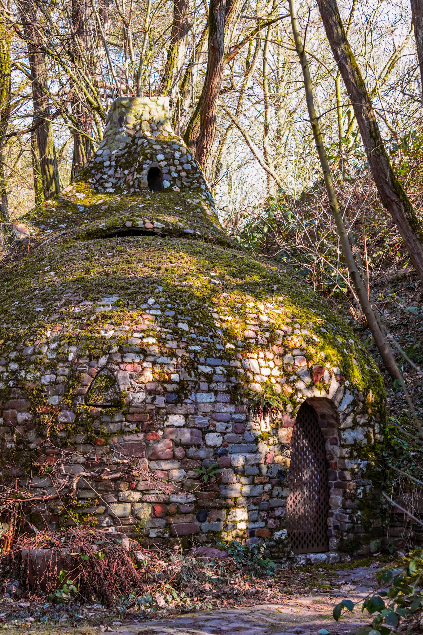 Moosüberwachsener Hügel – fast wie ein grünes Grab