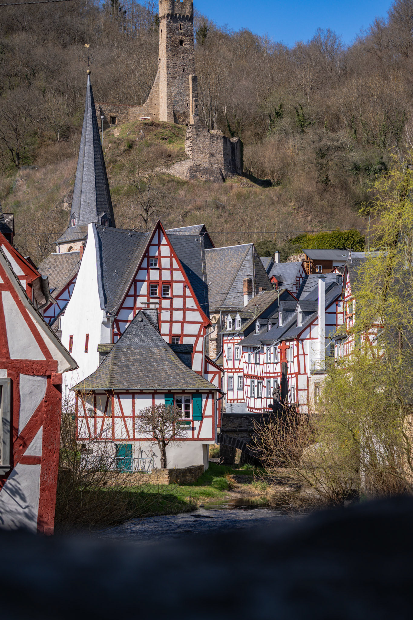 Geistliche Architektur im Einklang mit der dörflichen Struktur