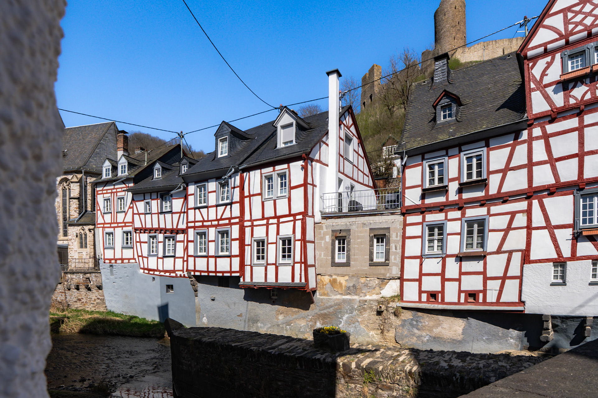 Der Bach spiegelt die Geschichte – ganz ruhig, ganz klar