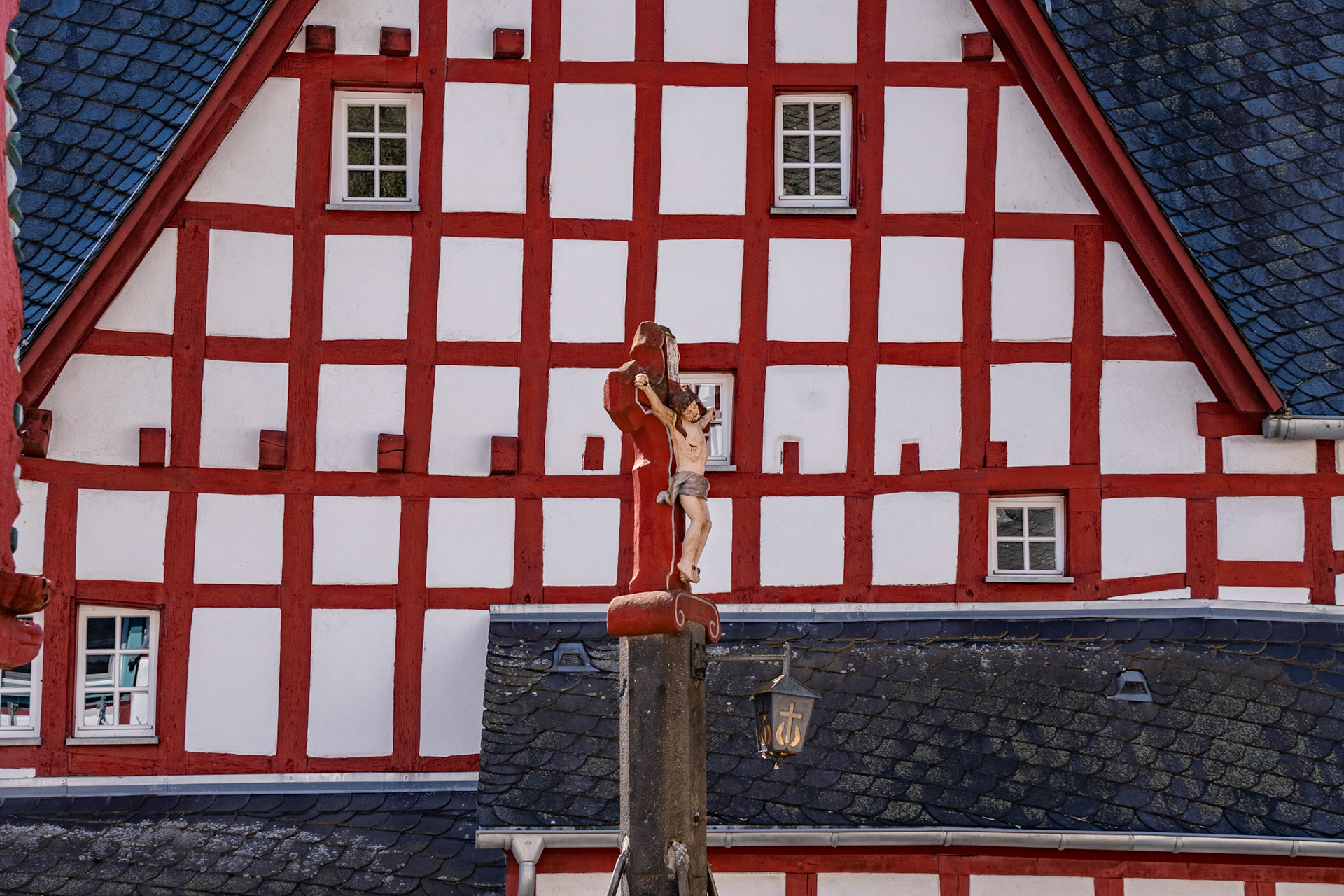 Heiligenfigur an Fachwerkfassade