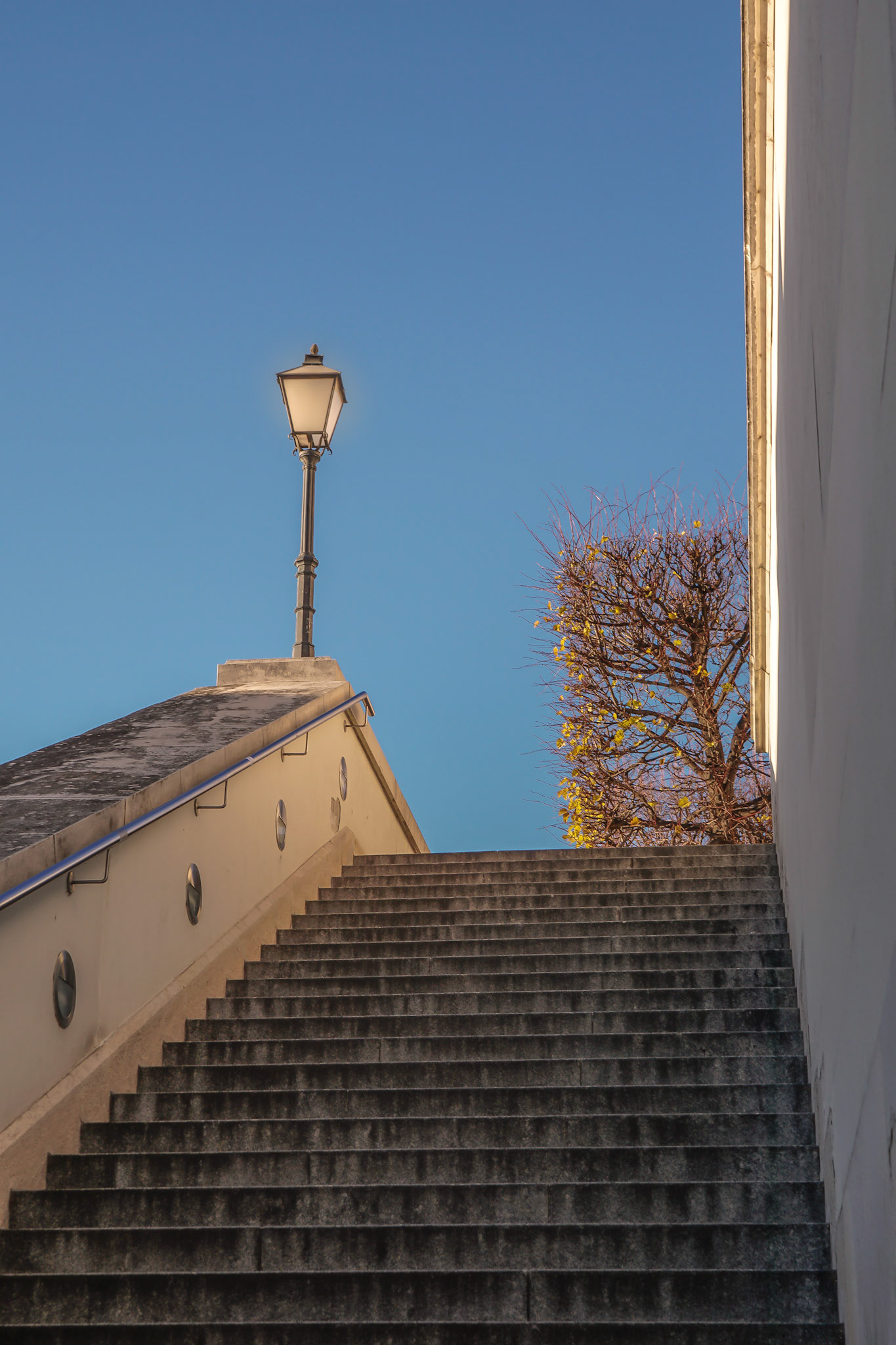 Eine einsame Laterne auf einer Treppe voller Rhythmus