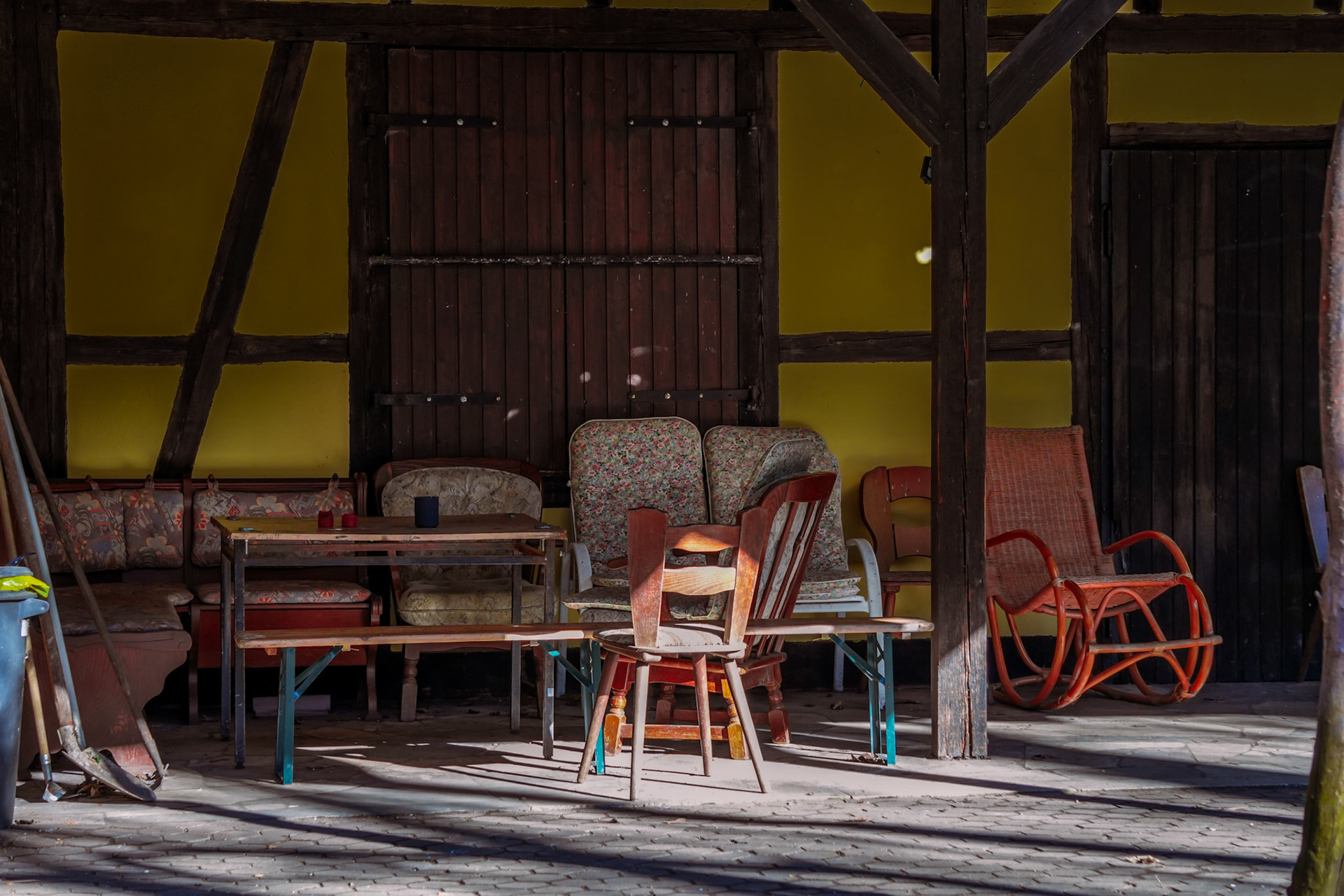 Alte Möbel im Halbkreis – als würde gleich jemand Platz nehmen