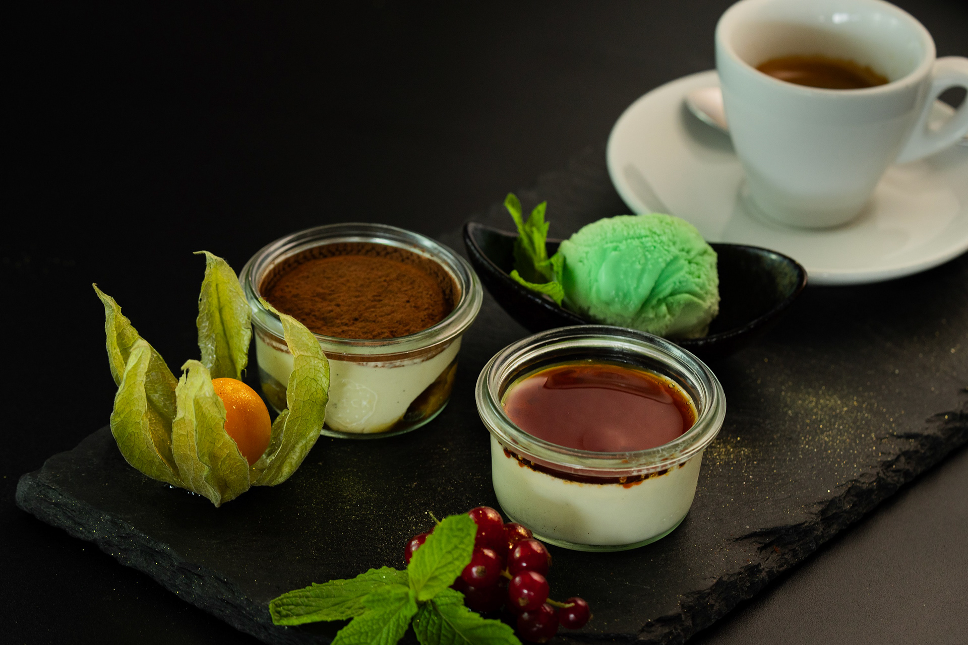 Feines Dessert mit Früchten und sanfter Lichtführung.