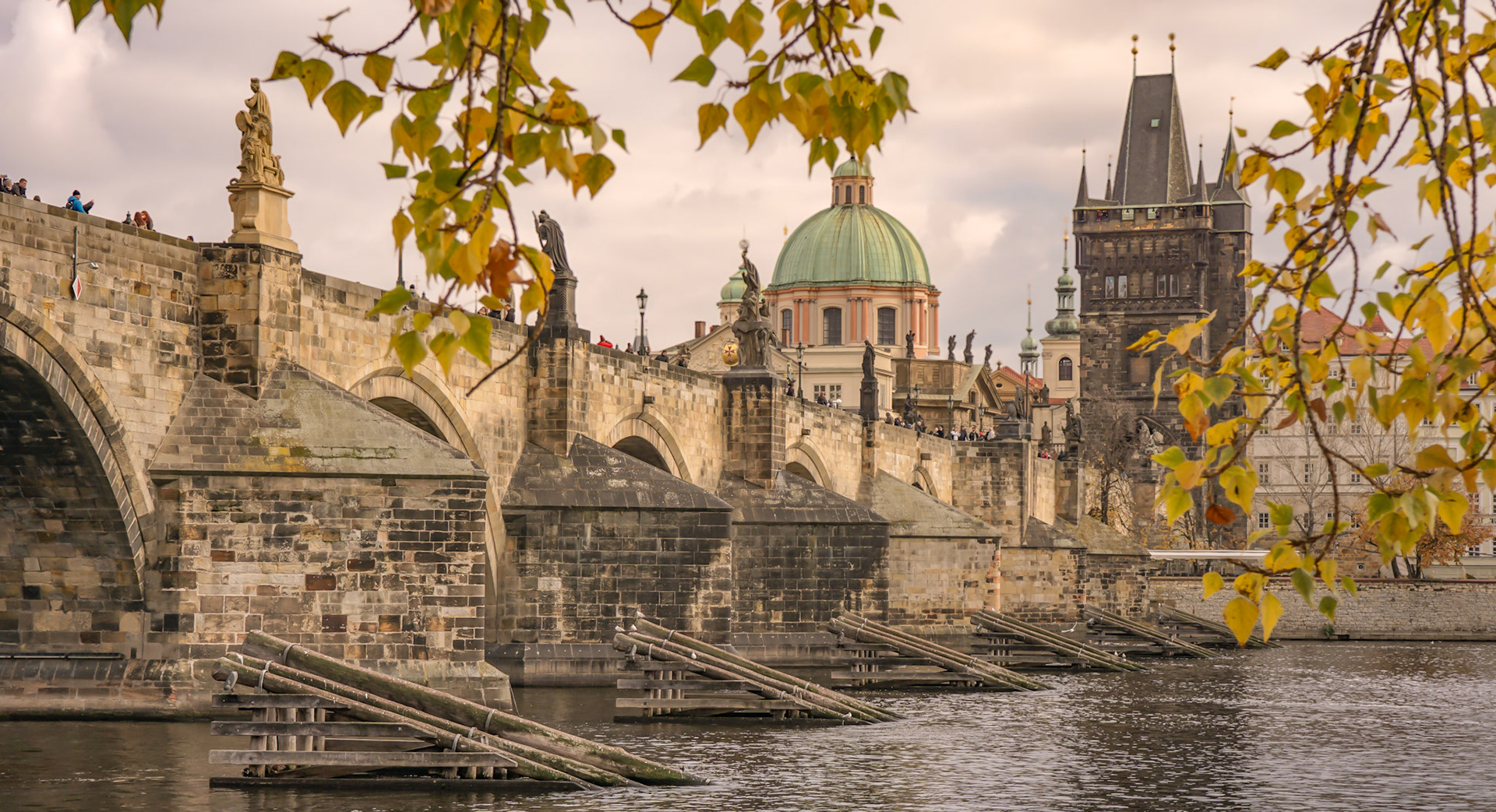 Goldene Reflexe über der Karlsbrücke