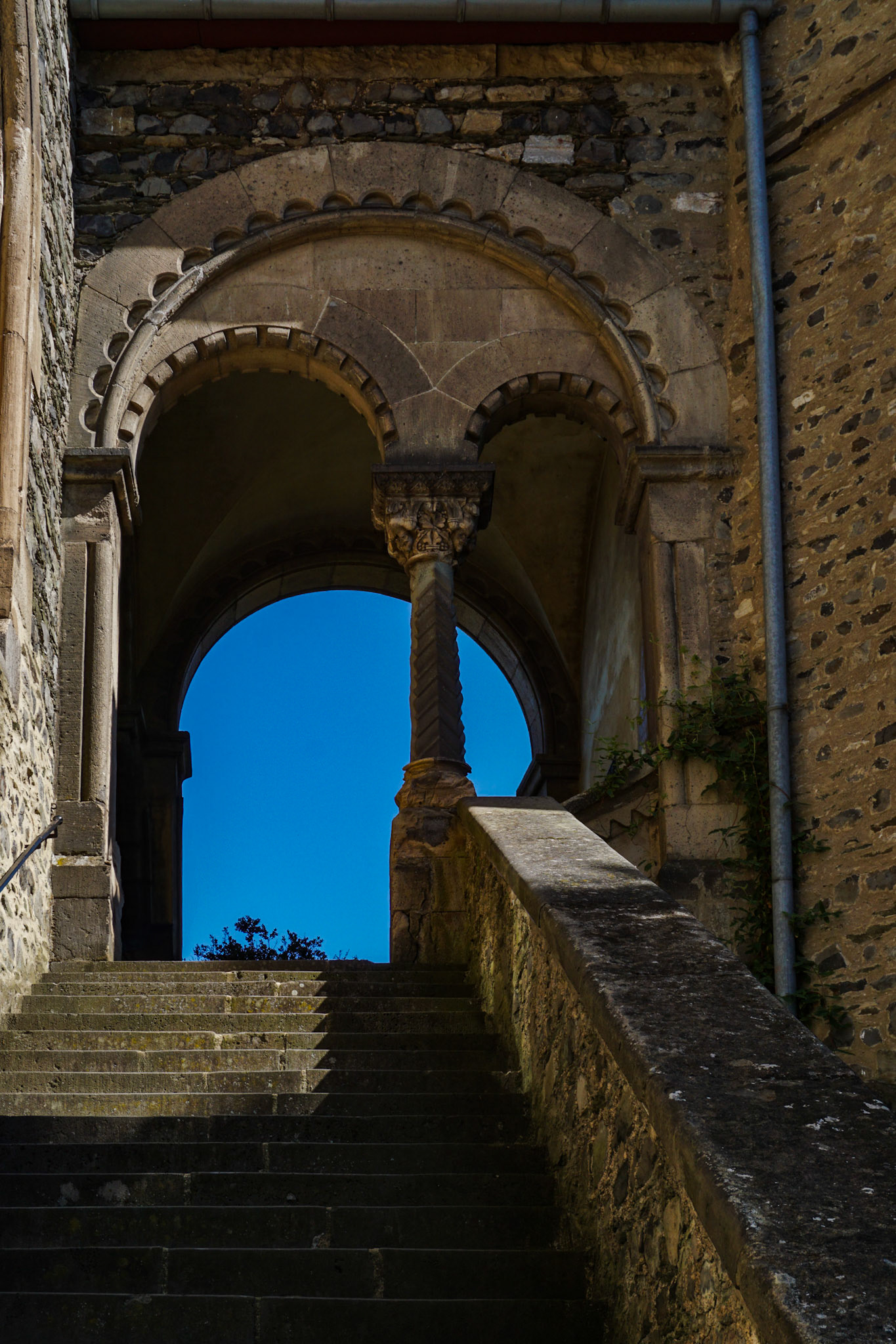 Stufen führen zu einem stillen Balkon – Aussicht inklusive