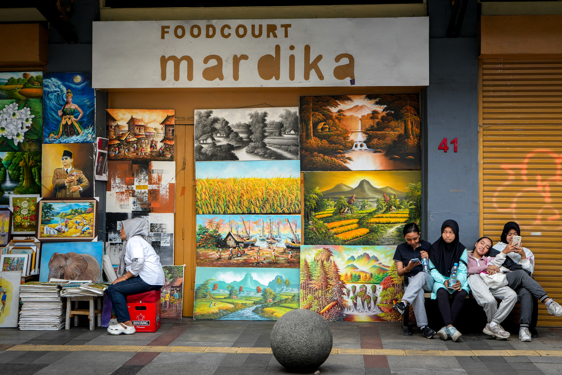 Unter dem Dach der Bilder – Jugendliche Rast in der Galerie des Gehwegs