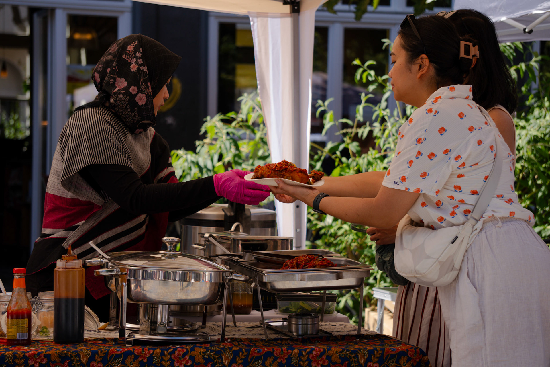Kulinarische Begegnung: Gäste kosten sich neugierig durch das Angebot