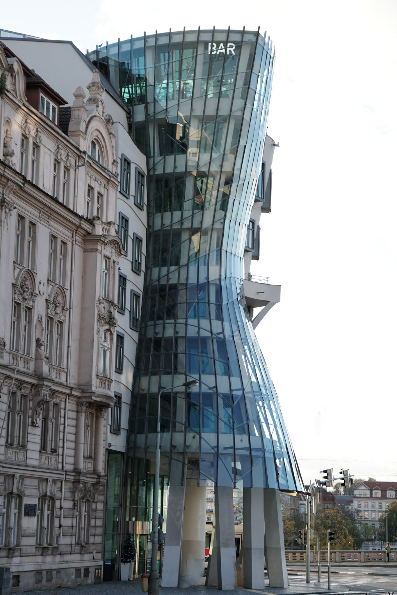 Moderne Kontraste – Tanzendes Haus