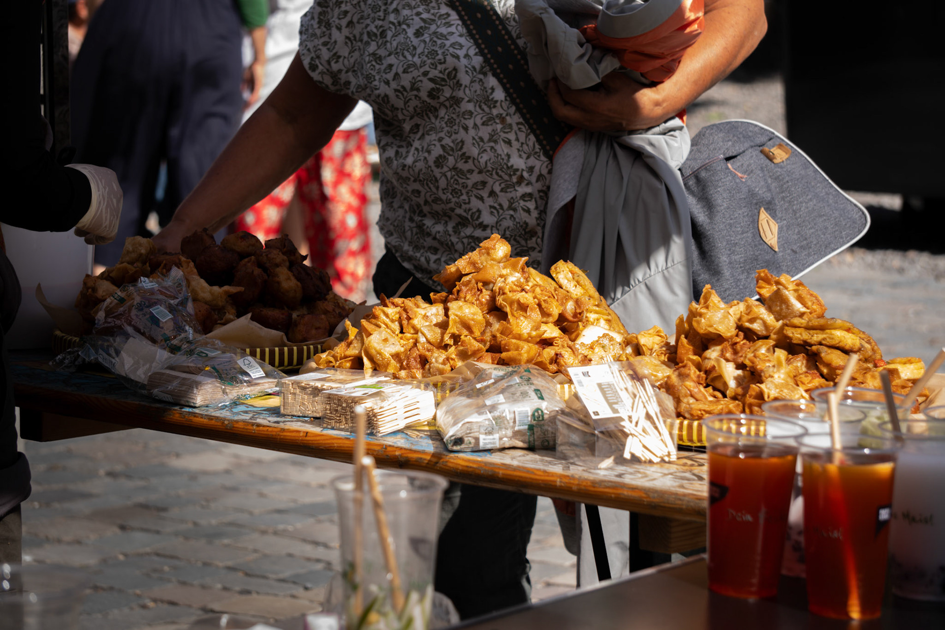 Eine Frau schöpft Gewürzsoßen mit ruhiger Hand – der Geschmack von Zuhause