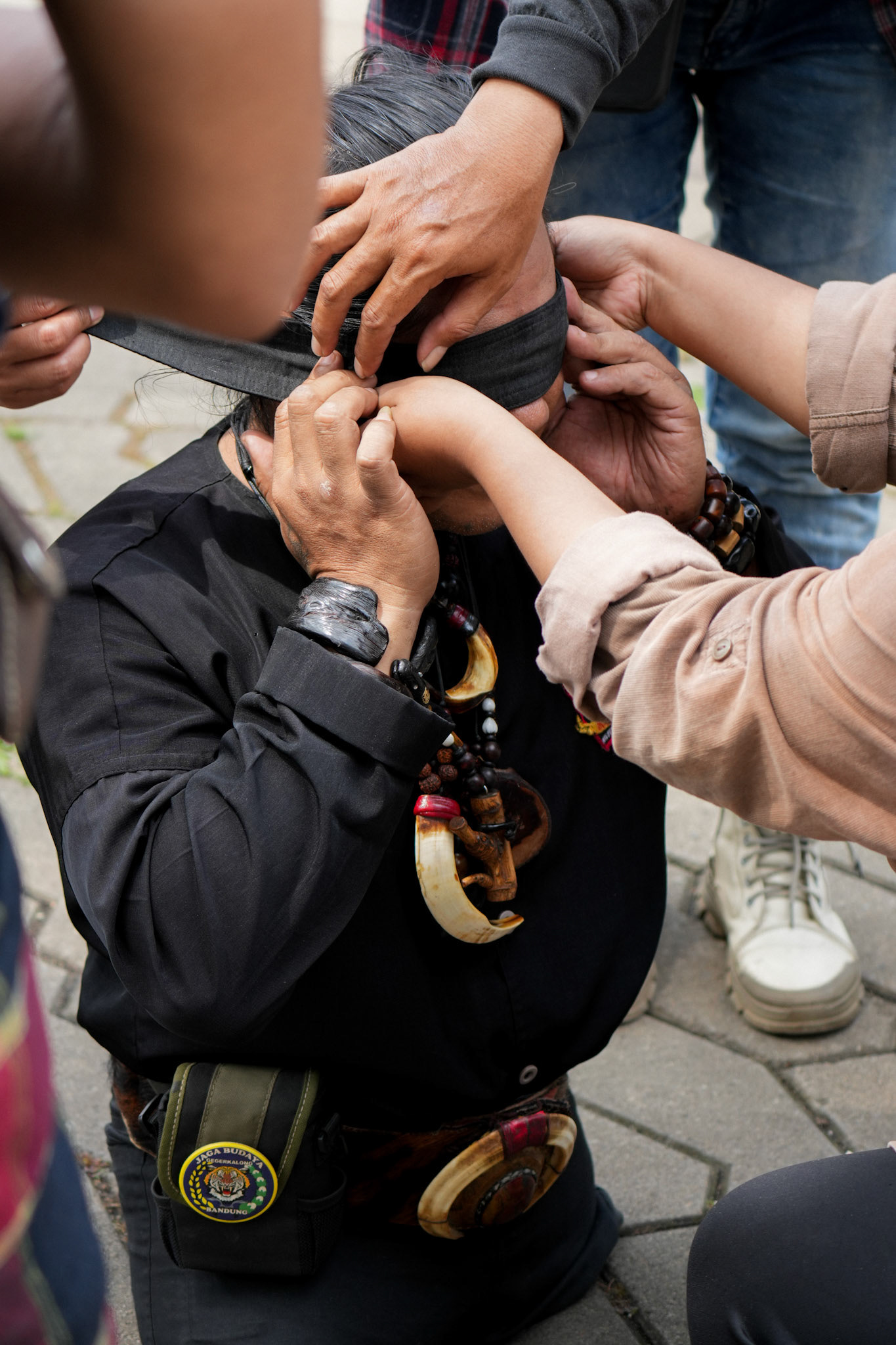 Ritual beginnt – Augenbinde als Zeichen der Konzentration