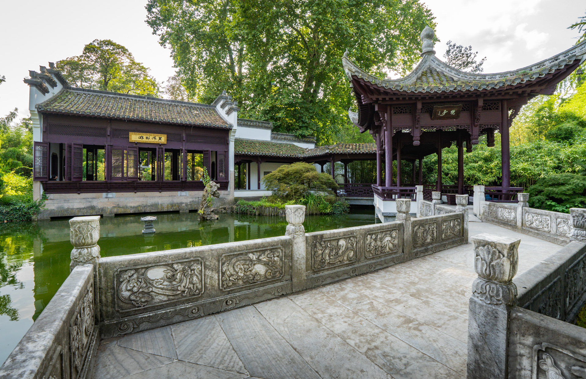 Leicht geschwungene Form über ruhigem Wasser