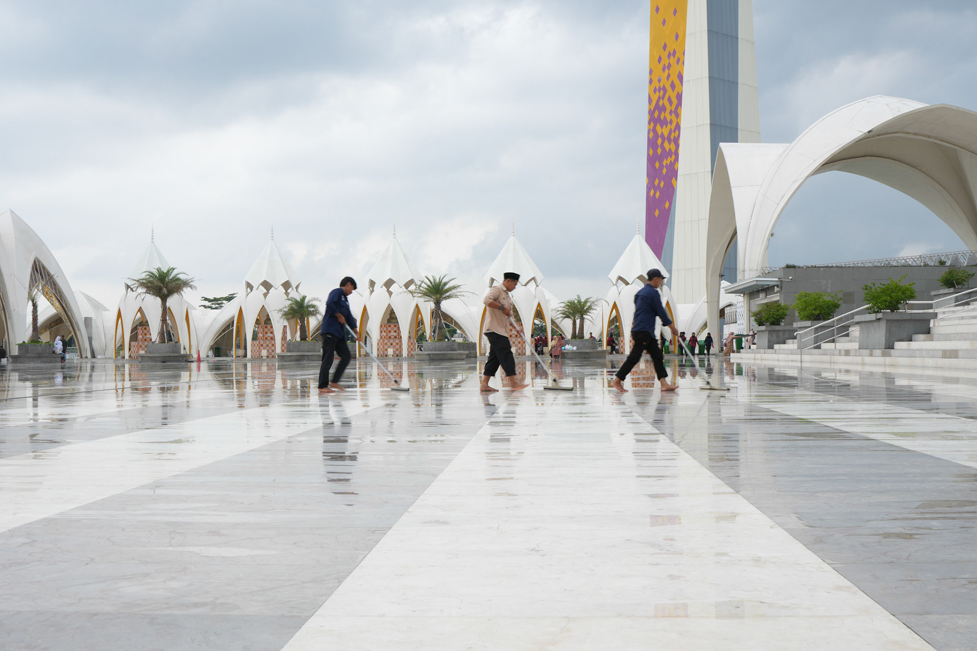 Menschen wischen Wasser weg