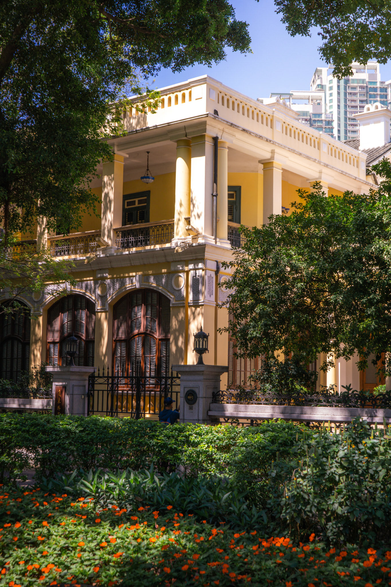 Arkadenstruktur mit warmem Lichtspiel