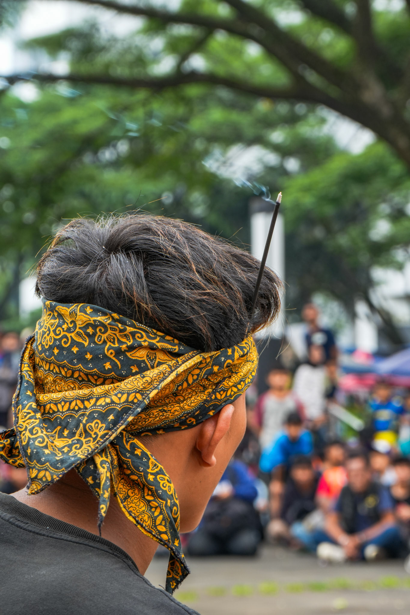 Konzentration im Rauch – Junge Zuschauer zwischen Ritual und Duft