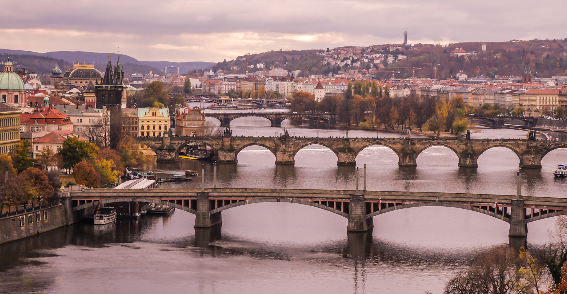 Weite Sicht auf Brücken & Türme