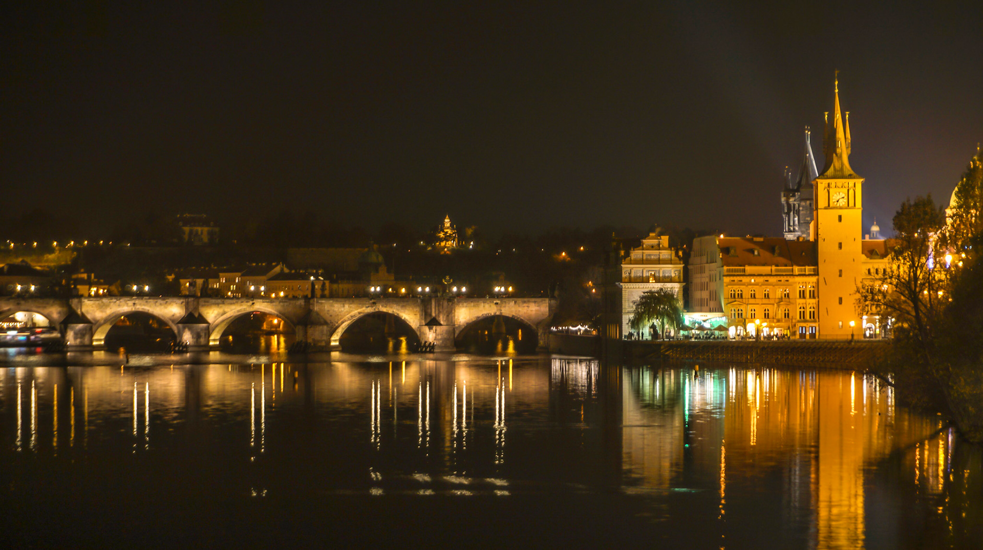 Architektur bei Nacht