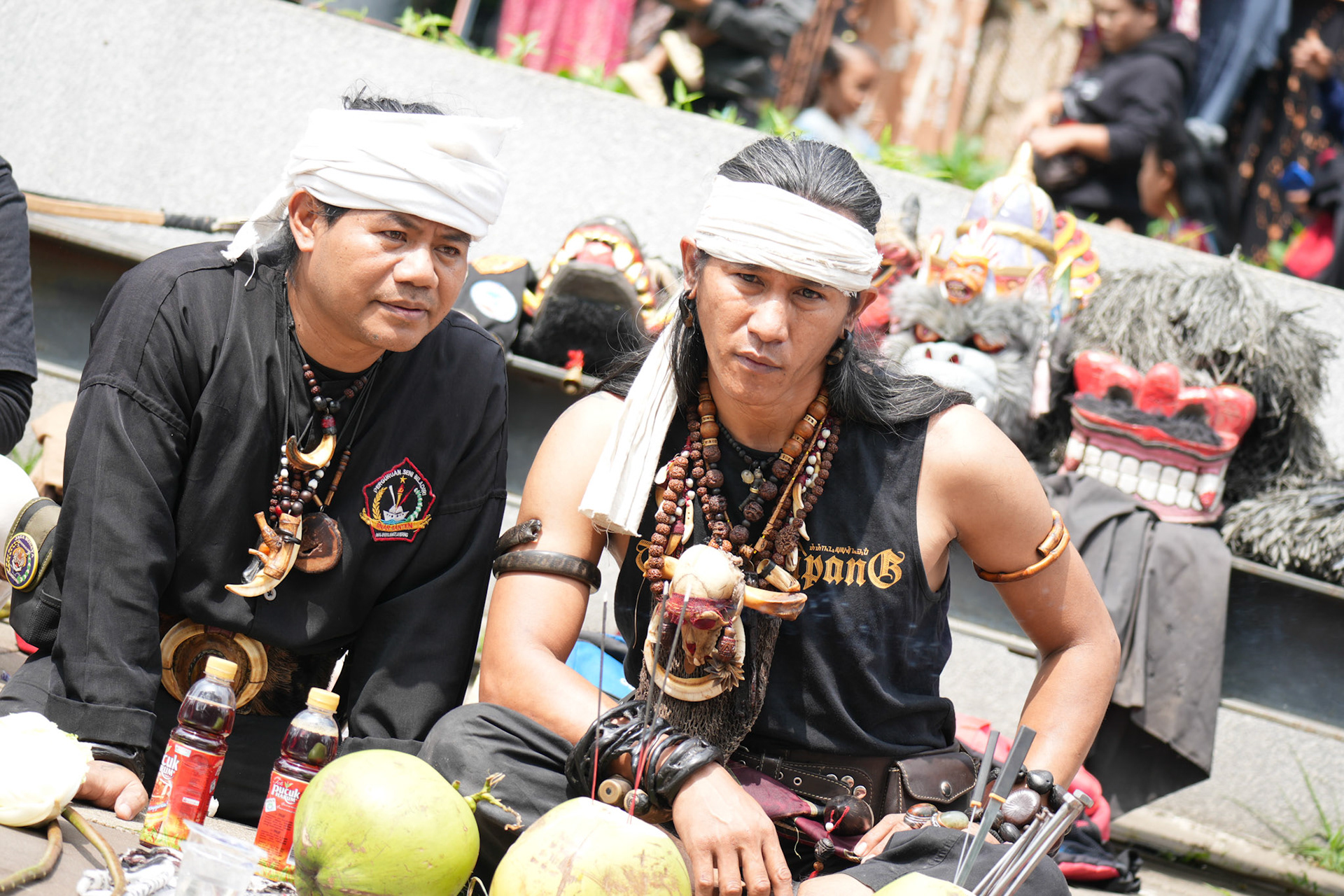 Schlangenbeschwörung – Junge Performerin im Rausch der Darstellung