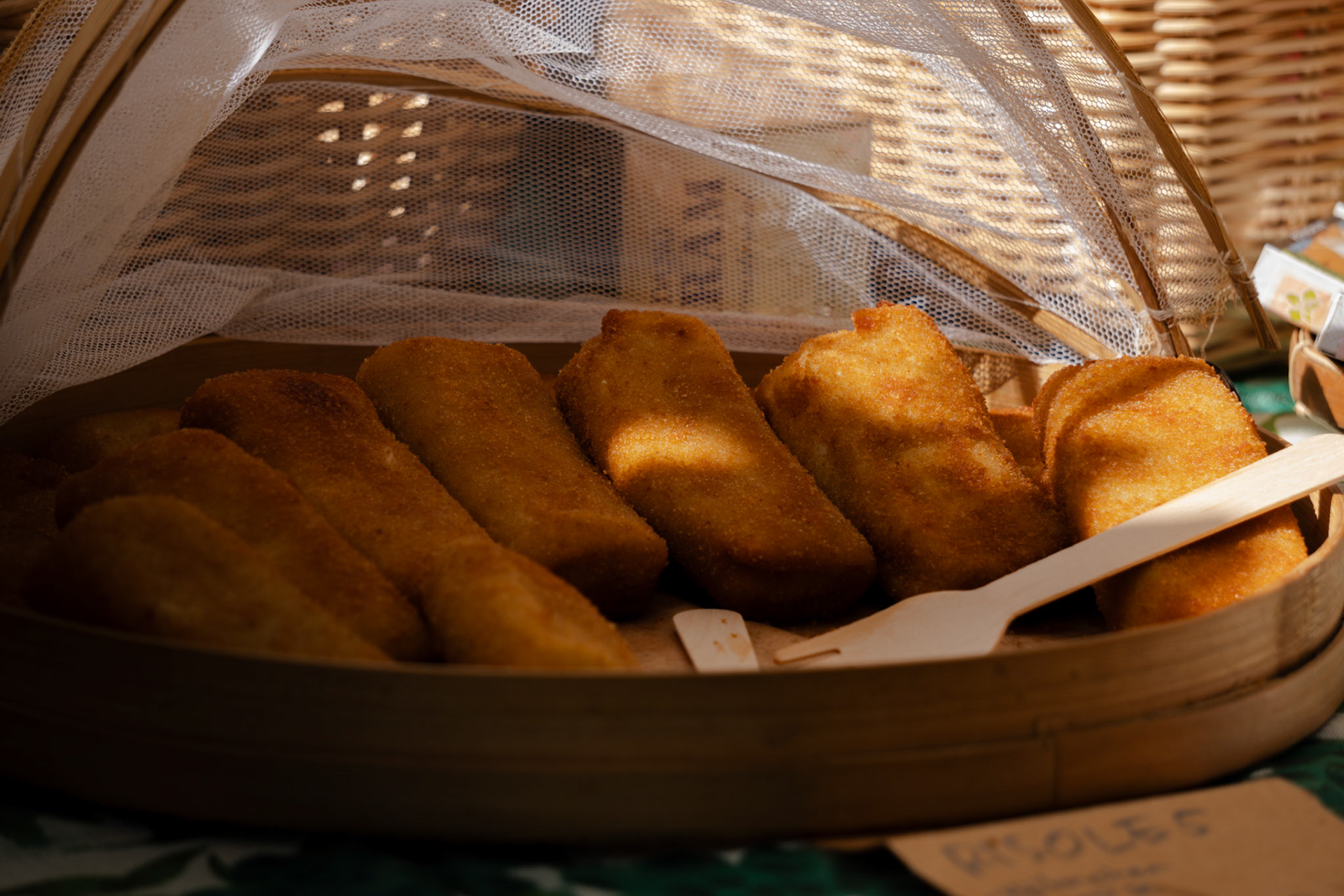 Krokettige Snacks auf dem Tisch – heiß, golden, traditionell