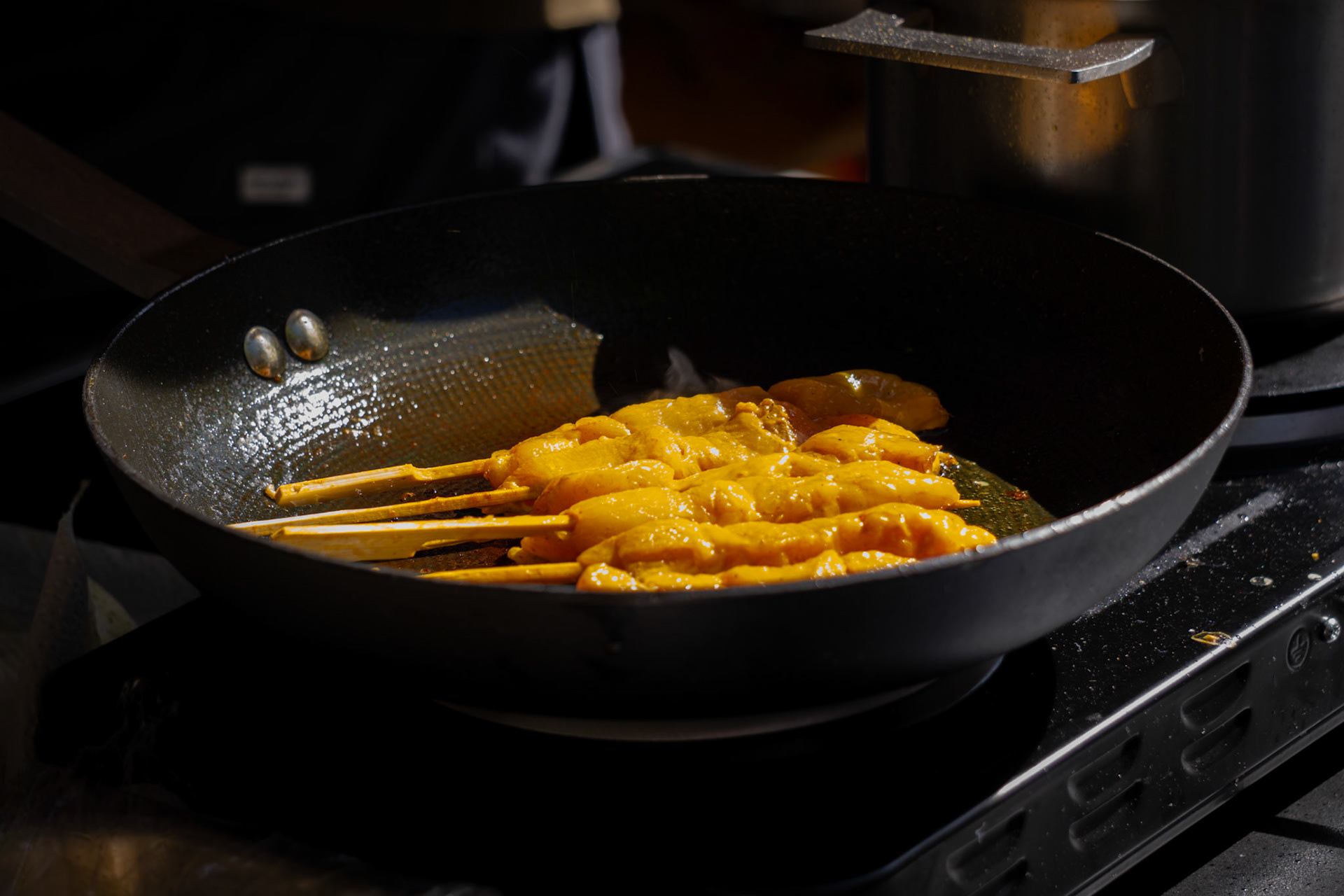 Sate Padang zischt in der Pfanne – knusprig, heiß, unwiderstehlich