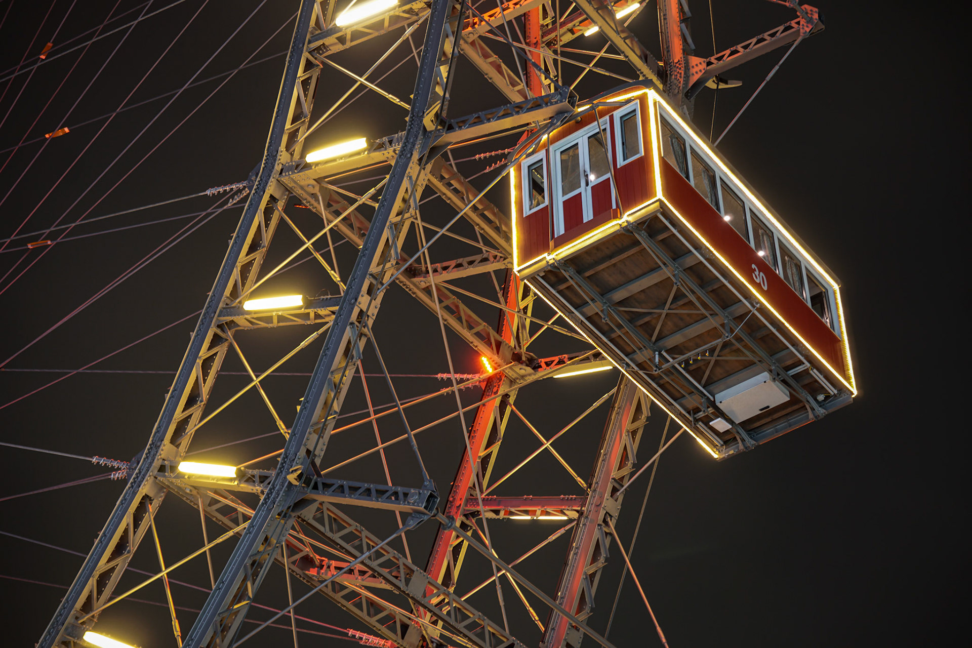 Das berühmte Wiener Riesenrad – Nostalgie trifft Nacht