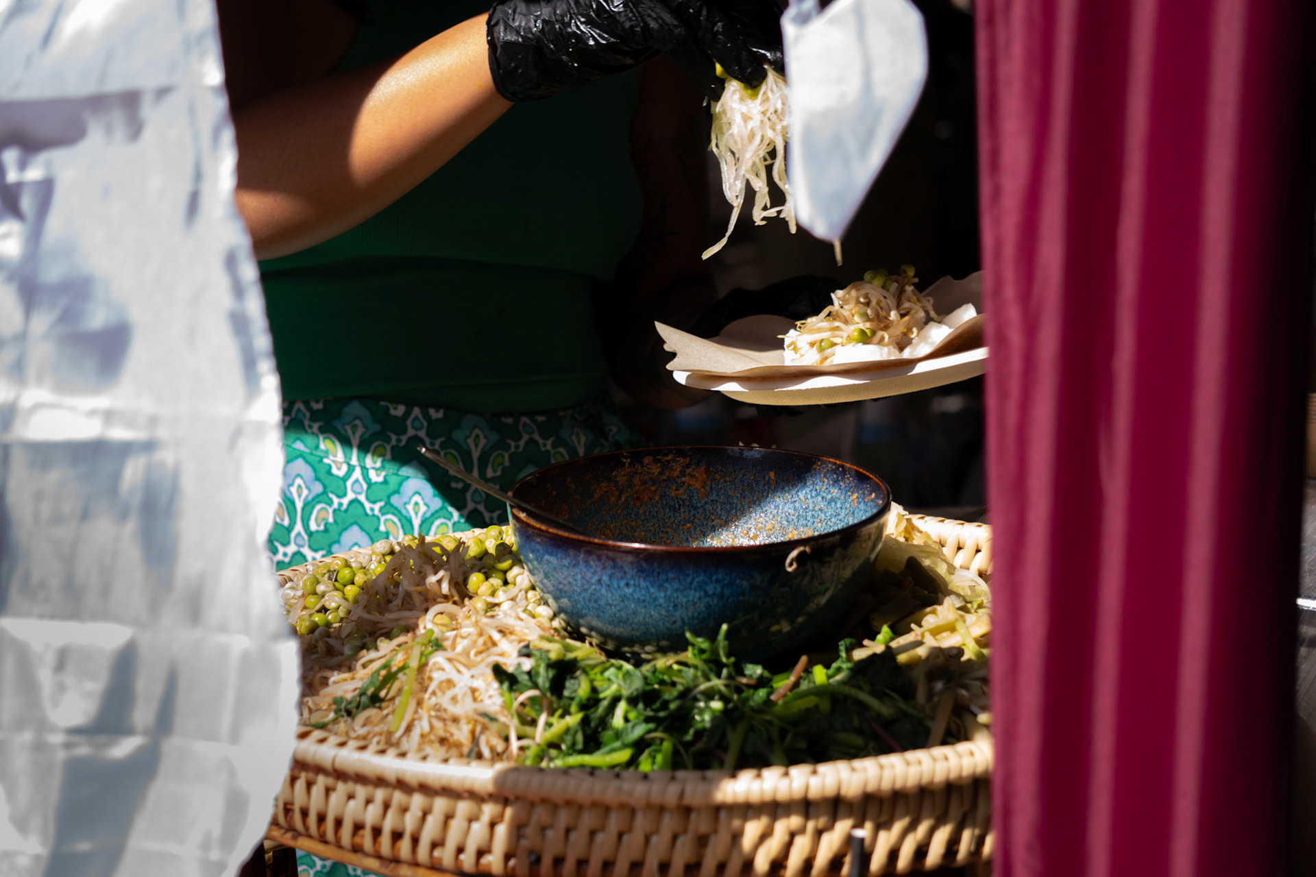 Eine Köchin beim Zubereiten eines traditionellen Gerichts, konzentriert und voller Stolz