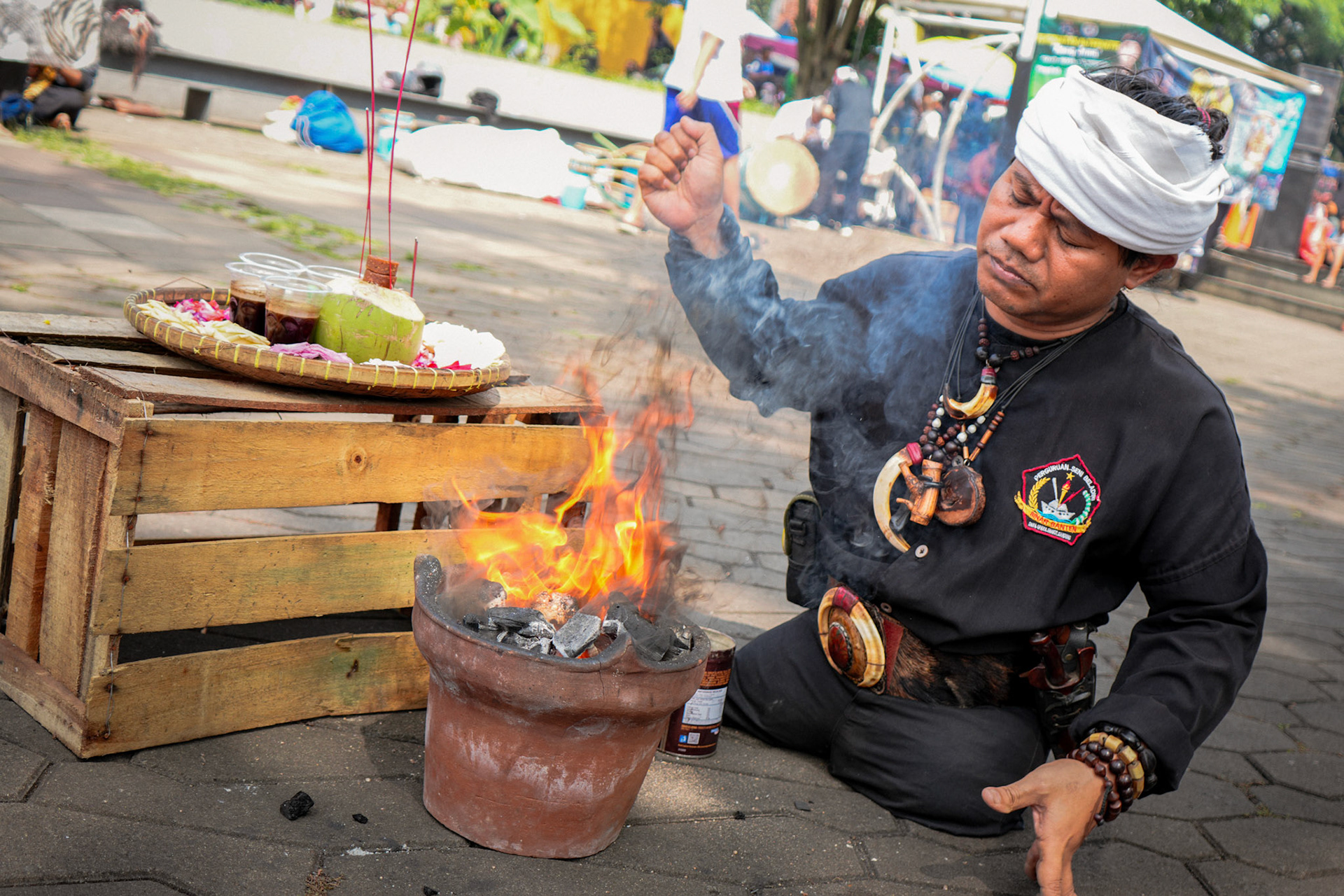 Feueropfer – Reinigung vor der Kampfkunst-Demonstration