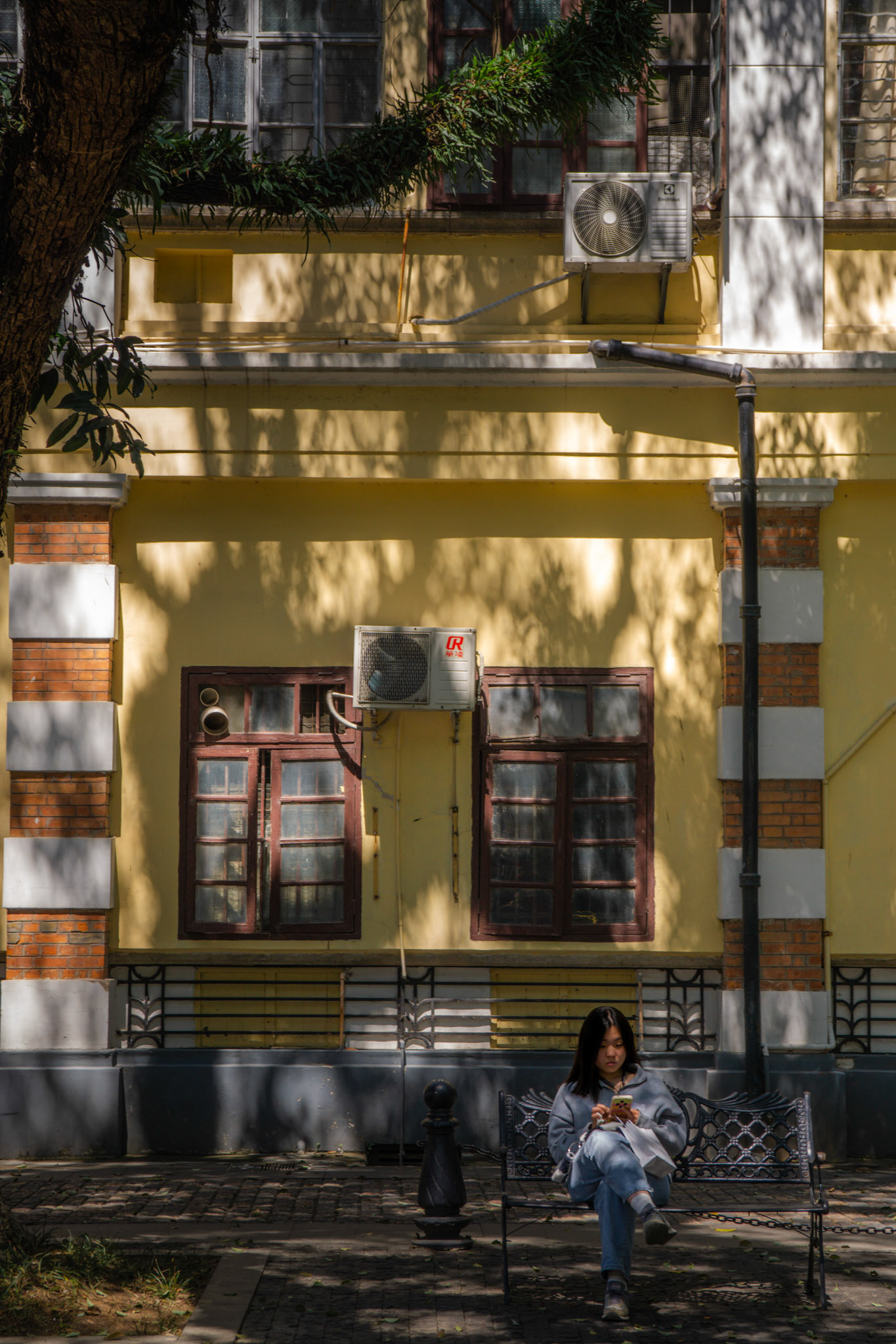 Sonnenstrahlen auf cremefarbener Fassade