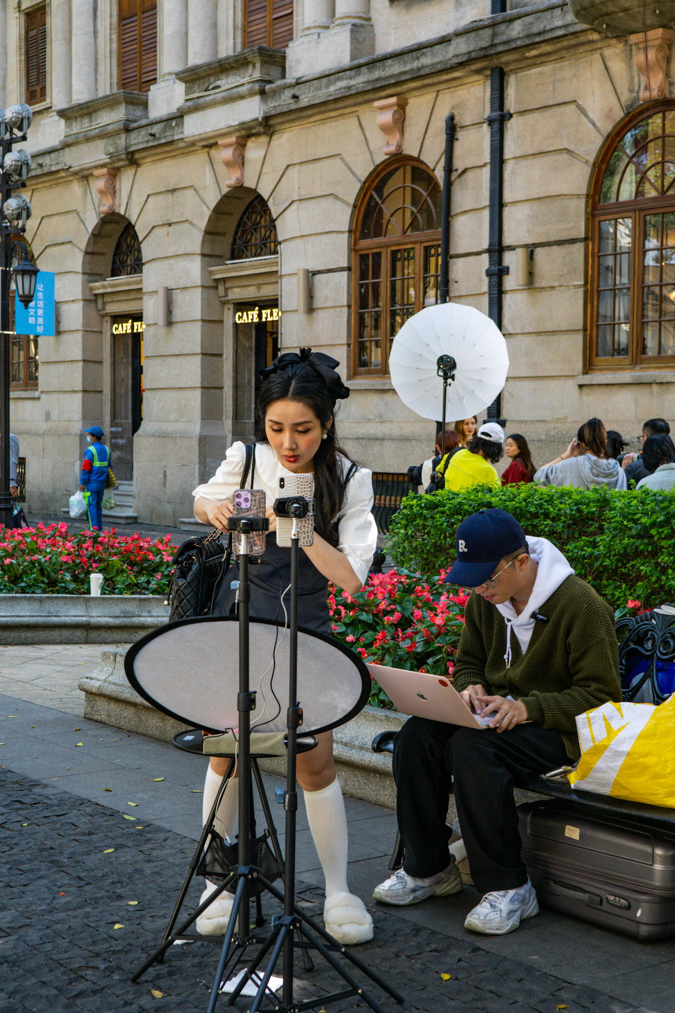 Junge Menschen, Kamera, Licht – moderne Kultur auf altem Pflaster