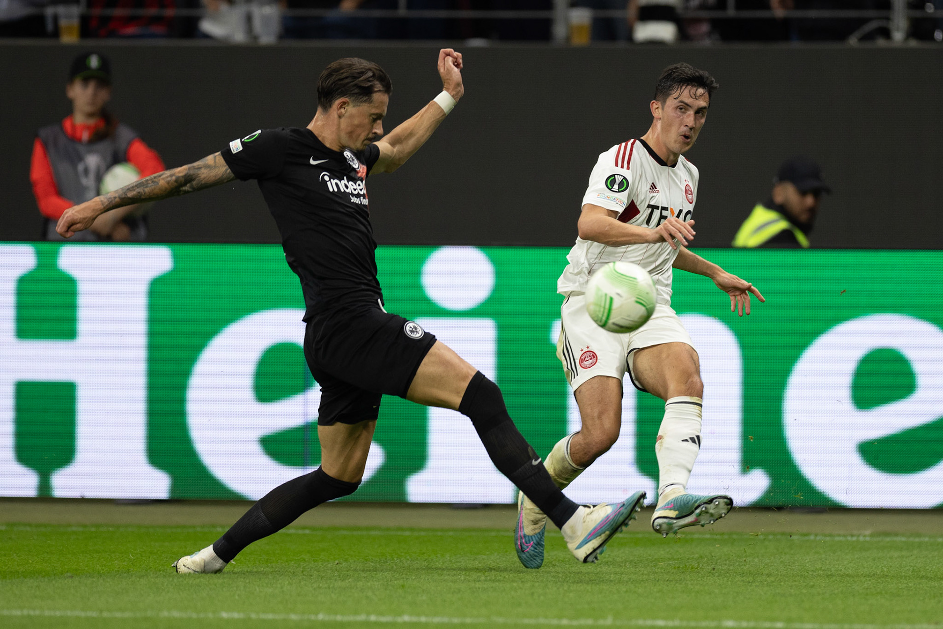 Robin Koch (L) vs. Bojan Miovski (R)