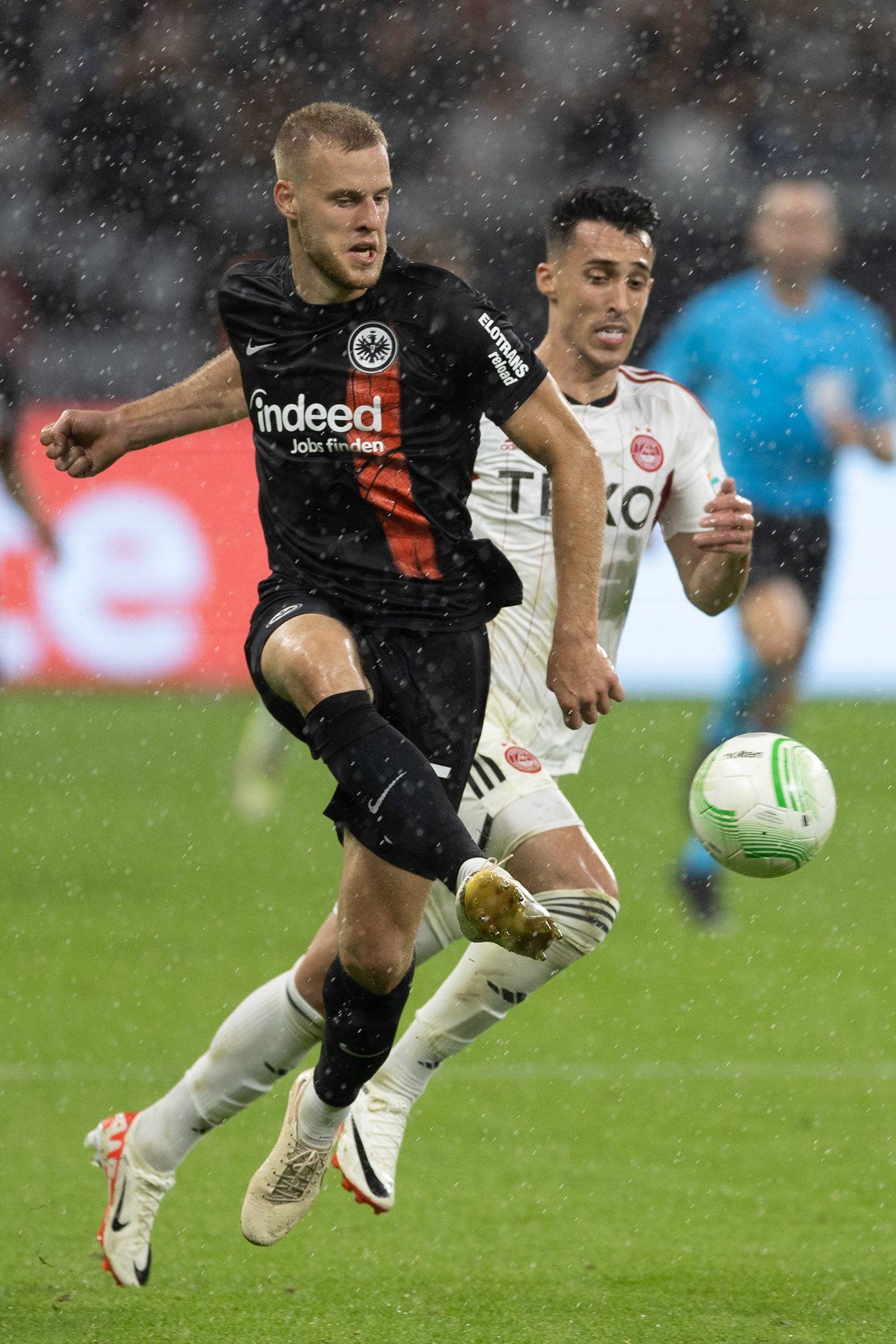 Hrvoje Smolcic of Eintracht Frankfurt and Bojan Miovski of Aberdeen