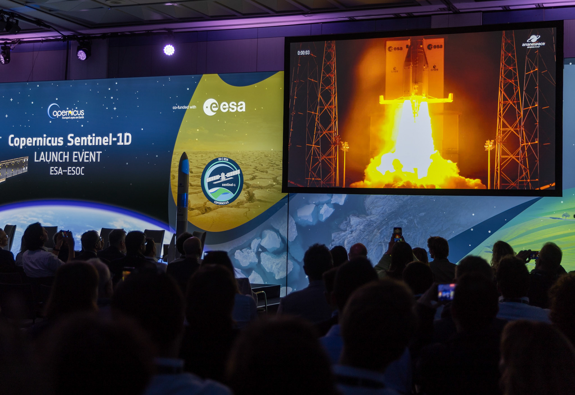 Spectators watch the launch of the Ariane 6 rocket, which carries the Sentinel-1D satellite at the European Space Operations Centre (ESOC) in Darmstadt, Germany, 04 November 2025. The satellite is part of the Copernicus programme, the European Union’s flagship Earth observation initiative providing data for environmental monitoring, climate change research and disaster response.