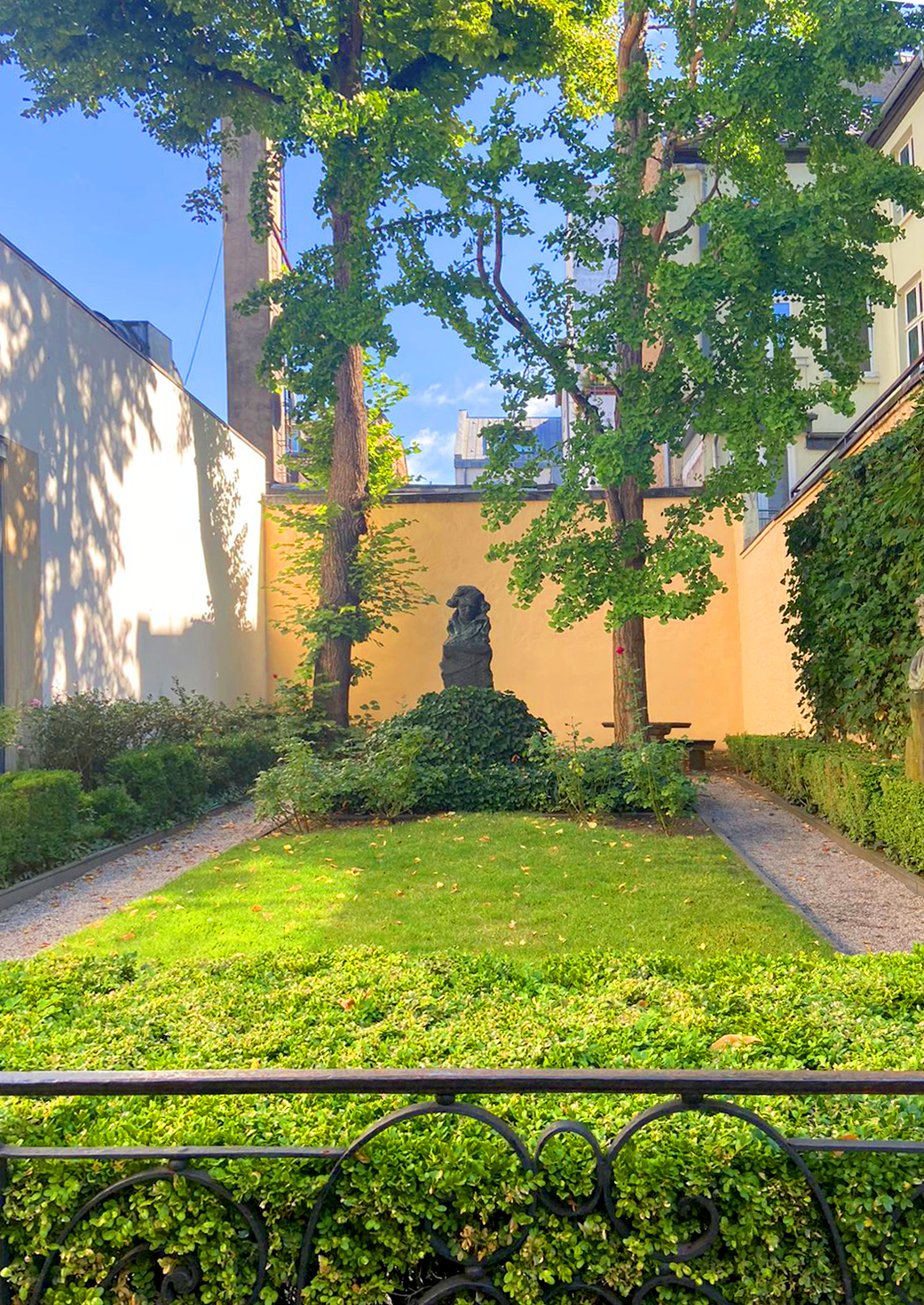 Jardim interno e uma das estátuas que assustou o Gab