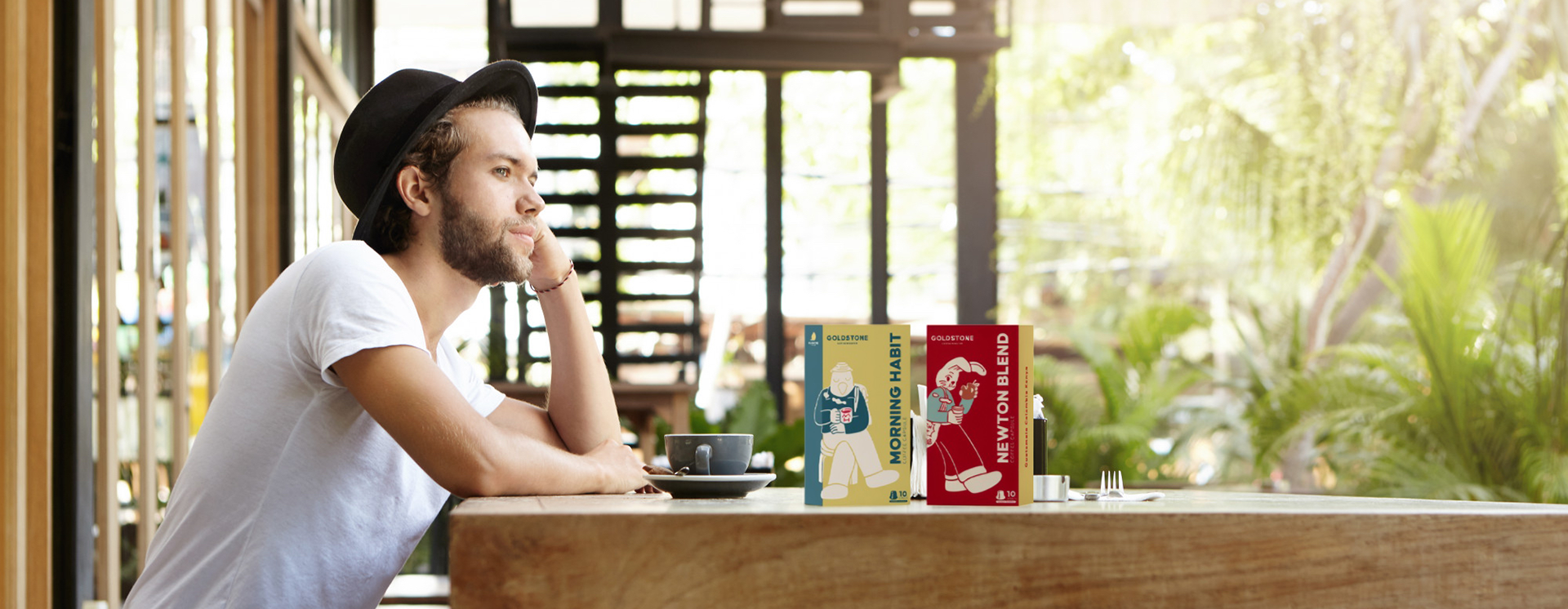 งานออกแบบแพ็คเกจแคปซูลกาแฟจากแบรนด์ GOLDSTONE ที่หยิบความมินิมอลมาผสมความมีชีวิตชีวาได้ลงตัว คาแรคเตอร์แต่ละตัวบอกเล่ารสชาติผ่านภาพลักษณ์แบบน่ารักแต่ไม่เด็ก—สไตล์ GOLDSTONE เค้าแหละ!  ☕ “Morning Habit” – กล่องโทนเหลืองทอง-น้ำเงิน ให้ฟีลอบอุ่นเหมือนแดดเช้า ตัวละครเป็นนกหนุ่มสุดชิลในชุดไหมพรม นั่งจิบกาแฟแบบไม่รีบ ชวนให้เช้าไหน ๆ ก็ใจเย็นได้ 🐰 “Newton Blend” – กล่องสีแดงสดโดดเด่น คาแรคเตอร์กระต่ายสายชิล มือหนึ่งถือกาแฟ มือหนึ่งถือแอปเปิ้ล เดินทอดน่องแบบไม่แคร์แรงโน้มถ่วง รสชาตินี้เข้มแต่คูล มีพลังแต่ไม่วู่วาม—คาเฟอีนสายเนิบของจริง  แพ็คเกจทั้งสองออกแบบด้วยเส้นสายที่เรียบง่ายแต่มีจังหวะ สีสันชัดเจน อ่านง่าย และที่สำคัญ…น่าหยิบแบบไม่ต้องคิดนาน!