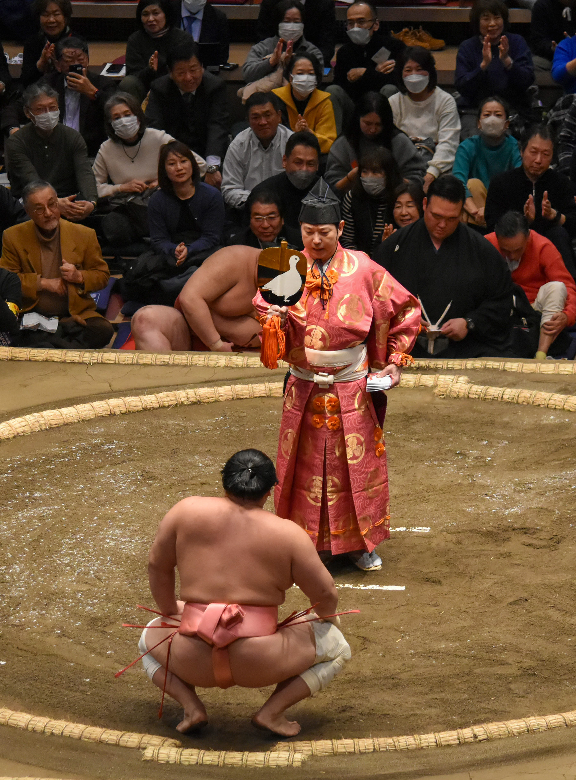 The winner is about to receive the envelopes of money from the referee