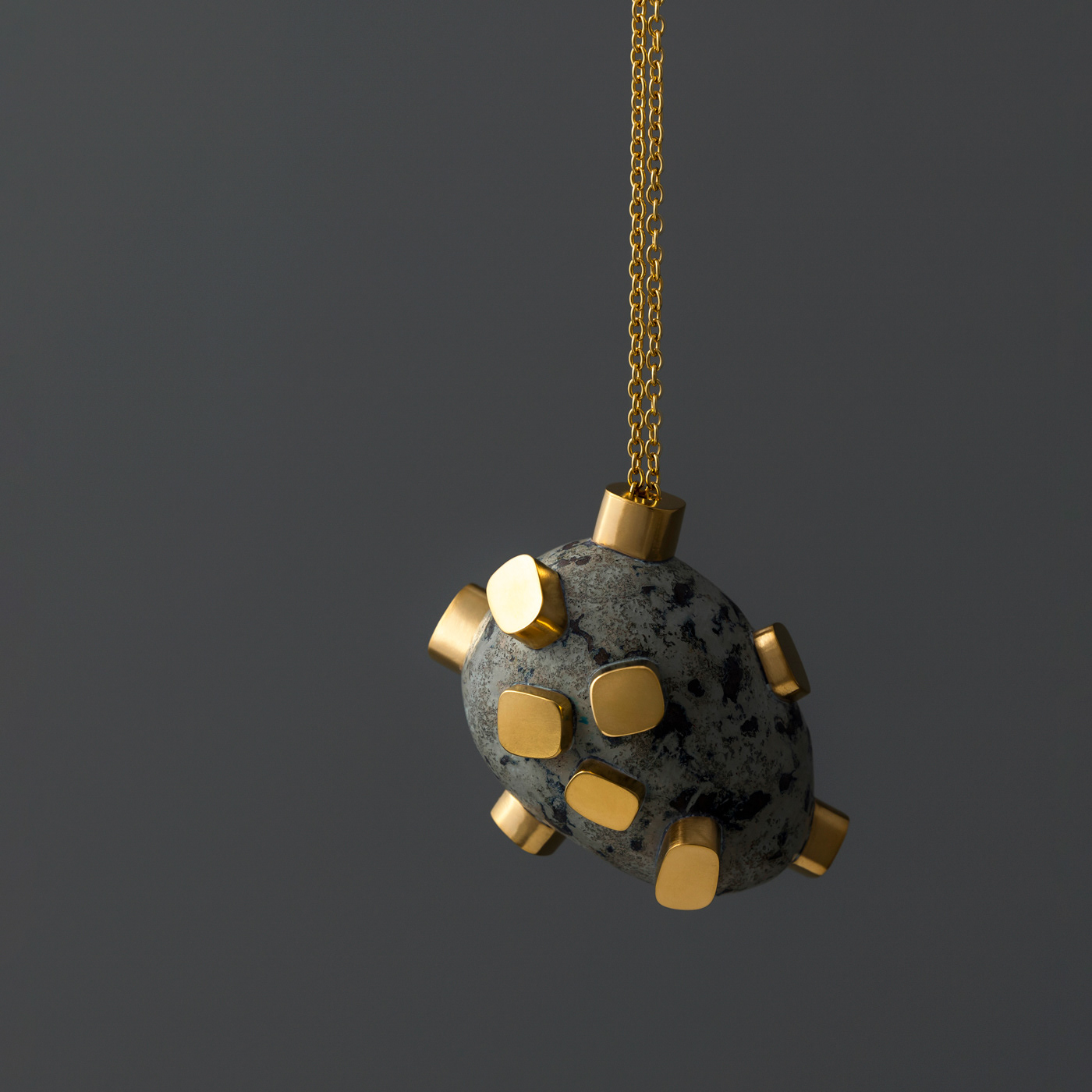 Yuki Sumiya/Twinkle planet/60x50x45mm/2021/Stocking, Urushi, Color pigment, Sand, 24K plated silver925, Gold plated stainless chain