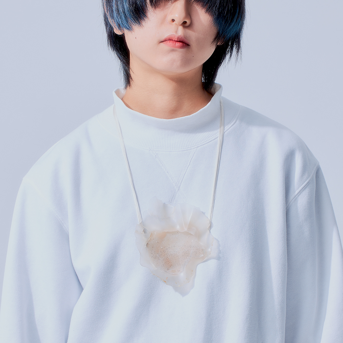 Yurika Kuwabara/『The Heart #01』/135x110x20mm/2021/agate, silver, silk thread/Photographer: Kumon Kazunari