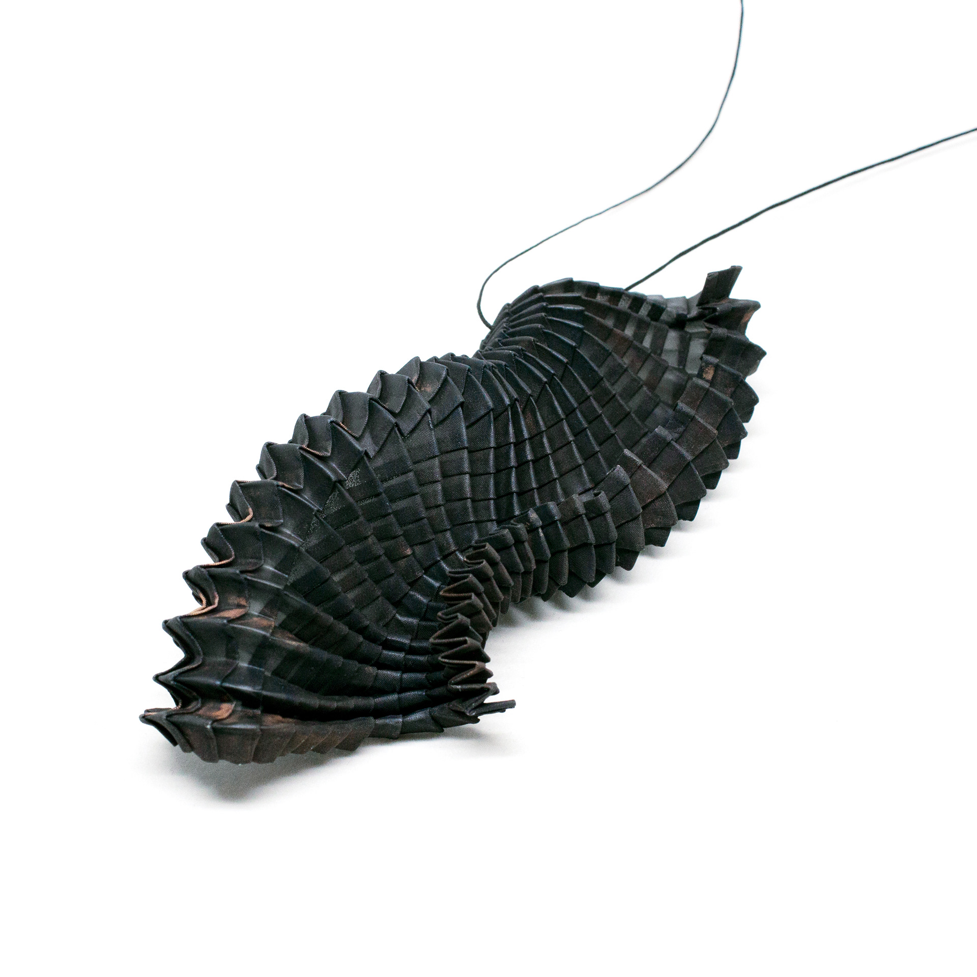 Ryota Watanabe/paradigm shift/50x60mm/2019/copper, urethane resin, string/Photographer: Jingyuan Chen
