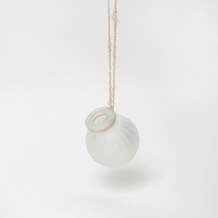 Kanako Ebisawa/Emotion container/40x40x45mm/2021/glass, fabric/Photographer: Artist