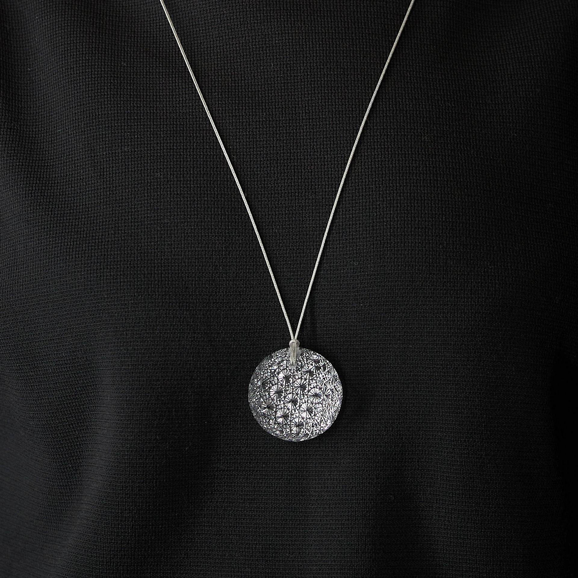 KIRIKO JEWELRY TOKYO & Yoshimi Kawabuchi/『Radiance』/38x38x15mm/2021/crystal glass, silk cord