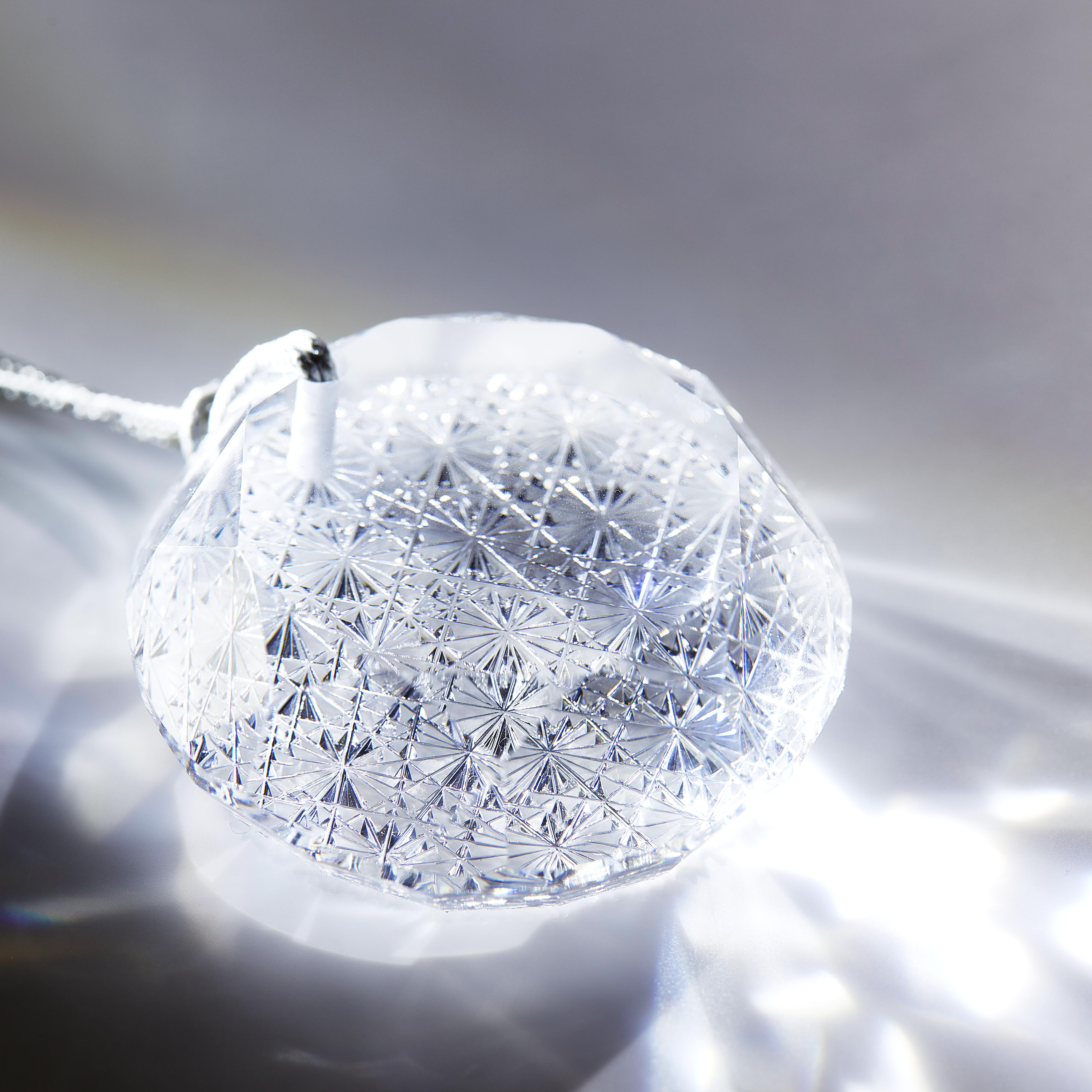 KIRIKO JEWELRY TOKYO & Yoshimi Kawabuchi/『Radiance』/38x38x15mm/2021/crystal glass, silk cord