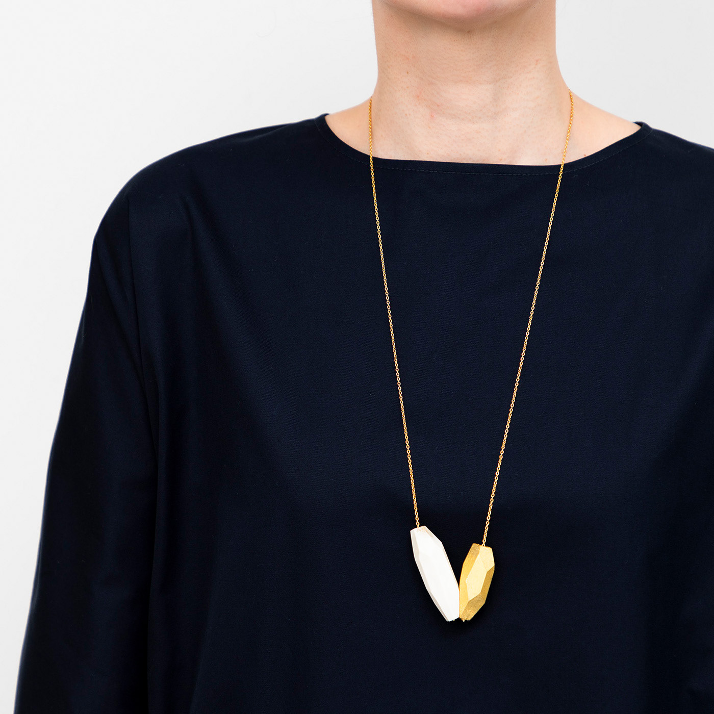 Yukiko Hanamoto/DEER HORN JEWELRY/43x53x15mm/2017/deer horn, goldleaf, silver(K18gold plating)/Photographer: Aki Kaibuchi