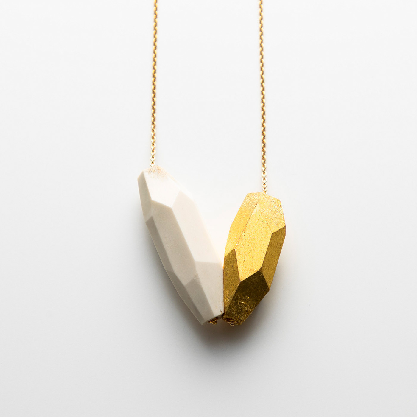 Yukiko Hanamoto/DEER HORN JEWELRY/43x53x15mm/2017/deer horn, goldleaf, silver(K18gold plating)/Photographer: Aki Kaibuchi
