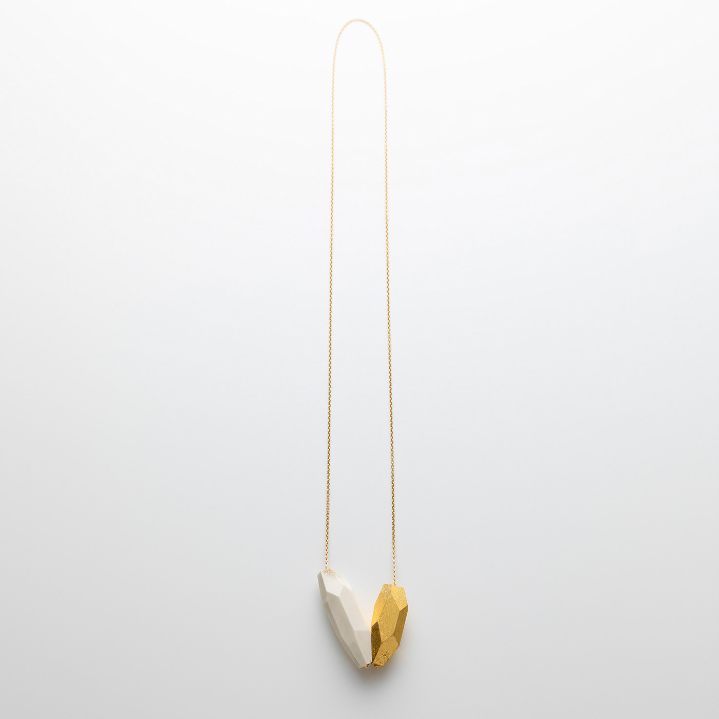 Yukiko Hanamoto/DEER HORN JEWELRY/43x53x15mm/2017/deer horn, goldleaf, silver(K18gold plating)/Photographer: Aki Kaibuchi
